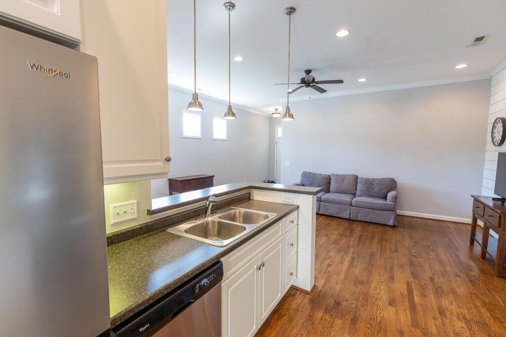 193 Saint James, W Property Photo 8
