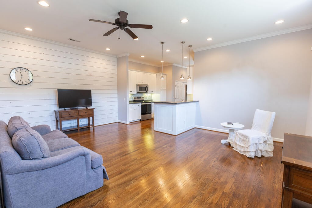 193 Saint James, W Property Photo 17