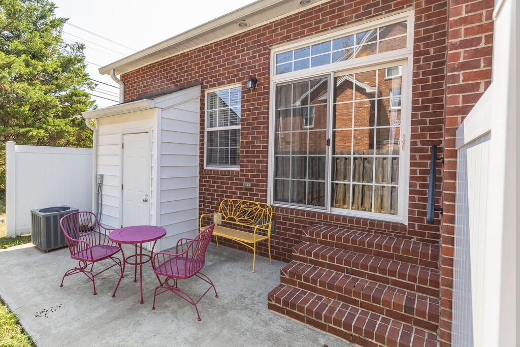 193 Saint James, W Property Photo 18