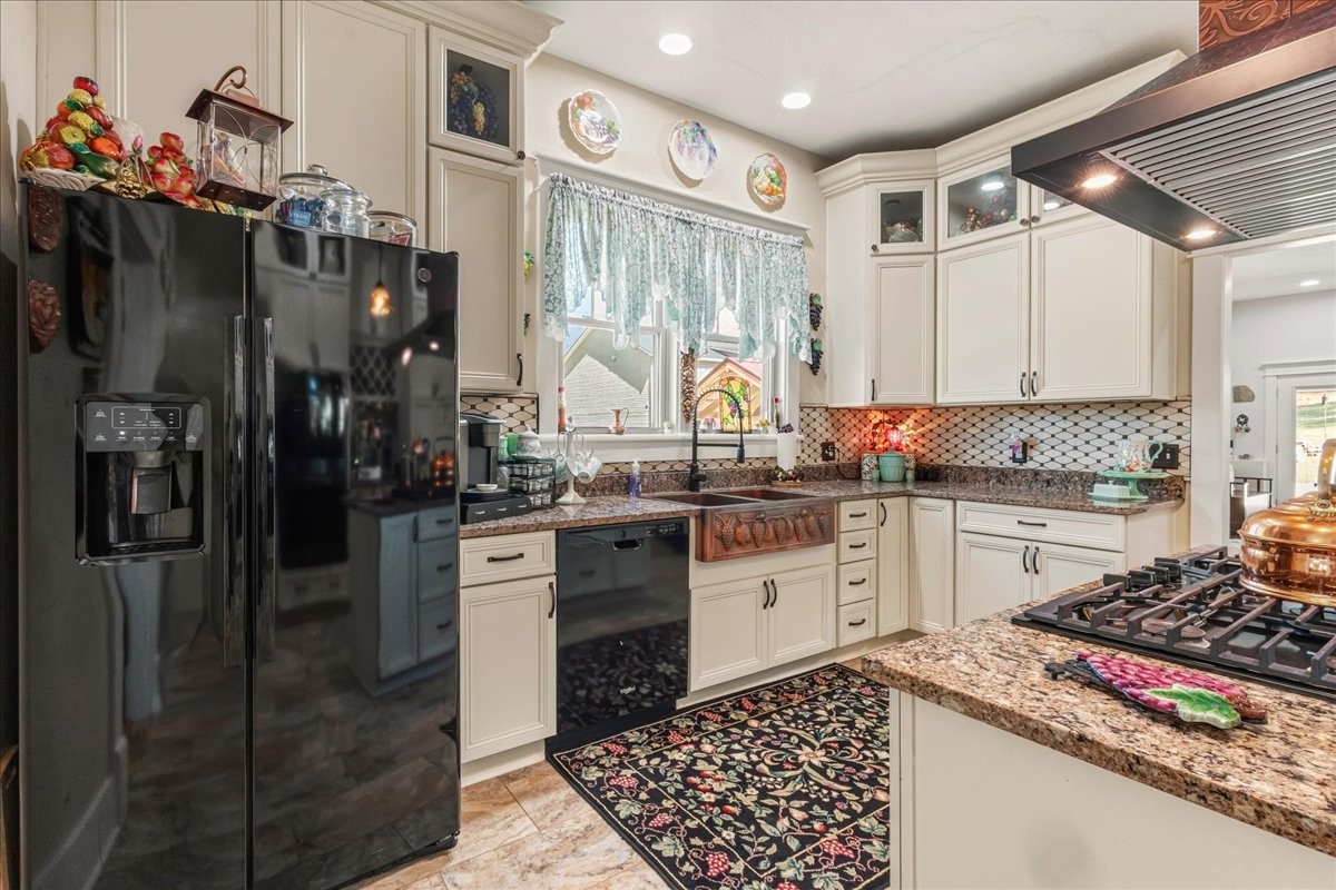 719 College St, N Property Photo 24