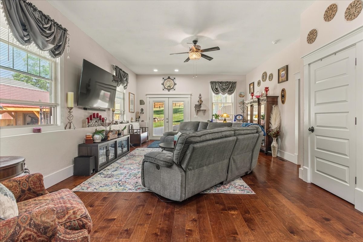 719 College St, N Property Photo 29