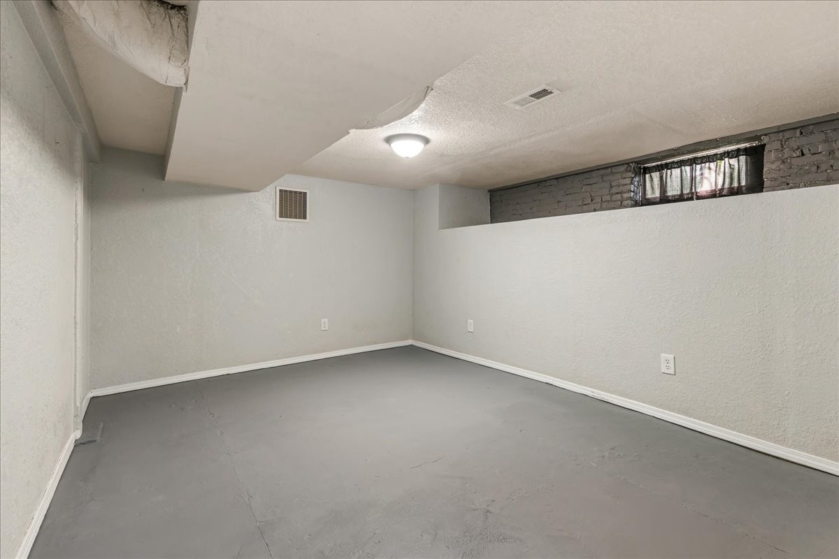 719 College St, N Property Photo 54