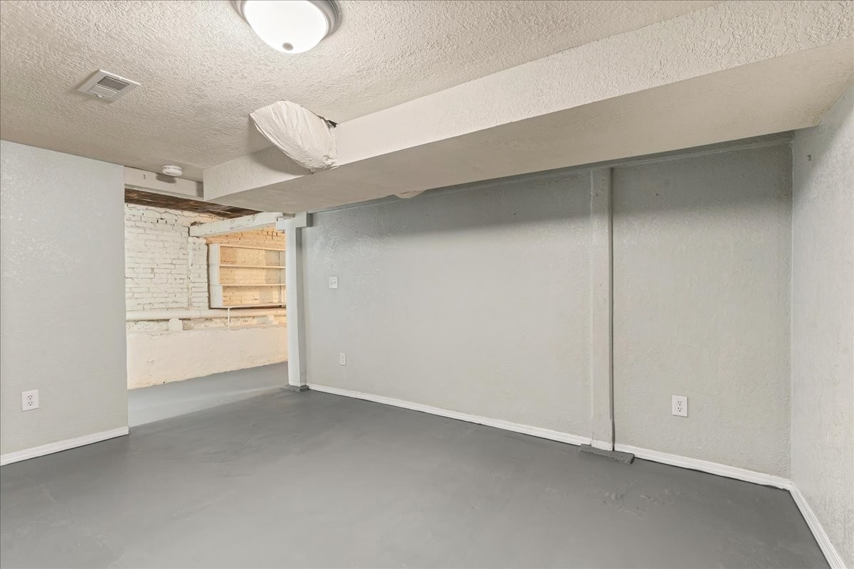 719 College St, N Property Photo 55