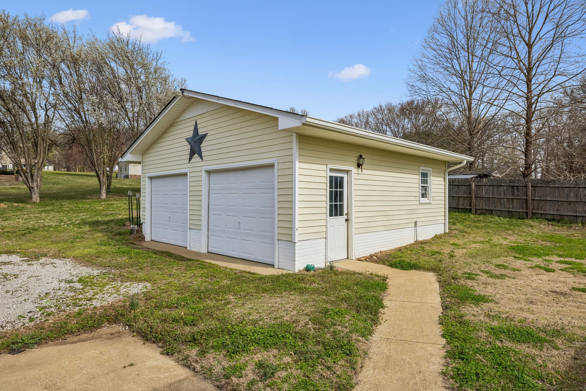 3971 Cantebury Dr Property Photo 4