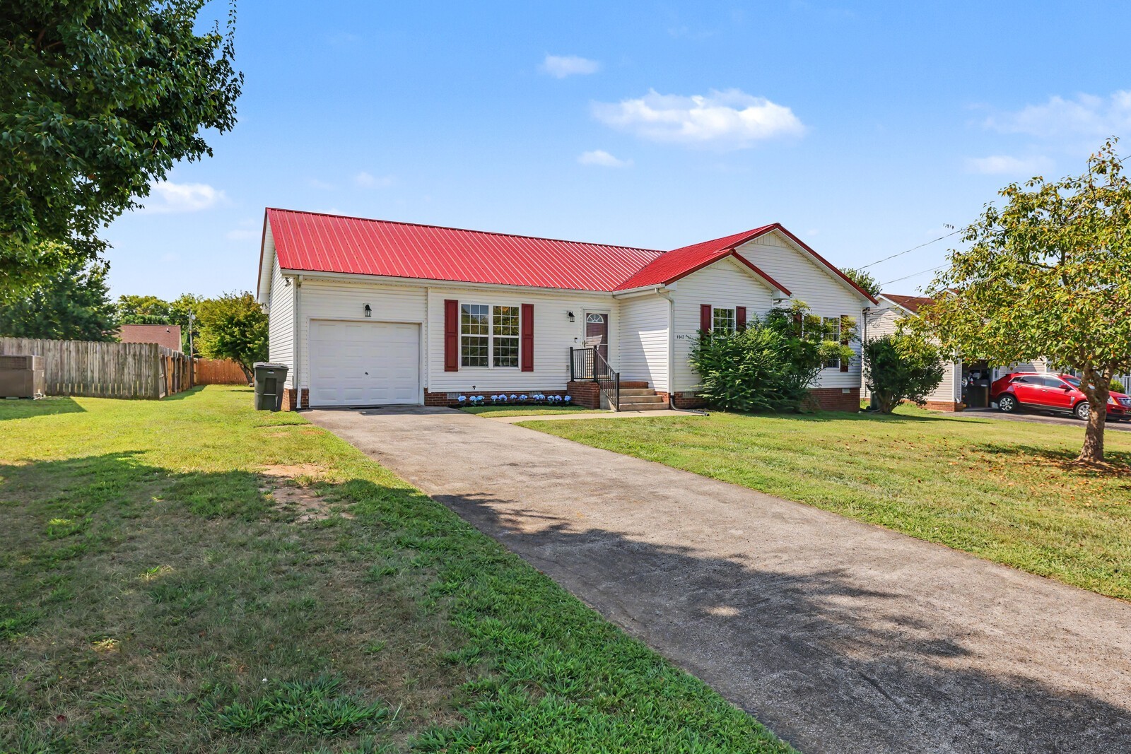 1612 London Dr Property Photo 1