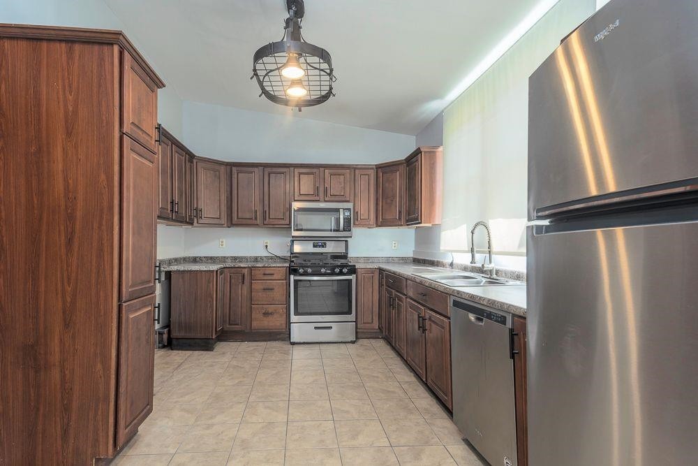 1016 S Cox St Property Photo 15