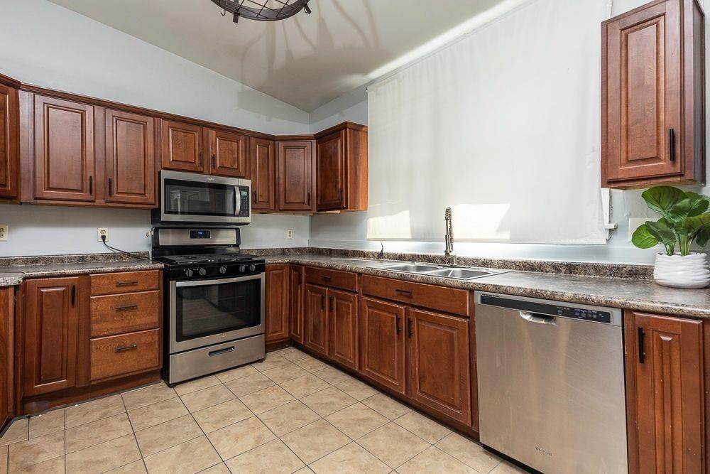 1016 S Cox St Property Photo 16