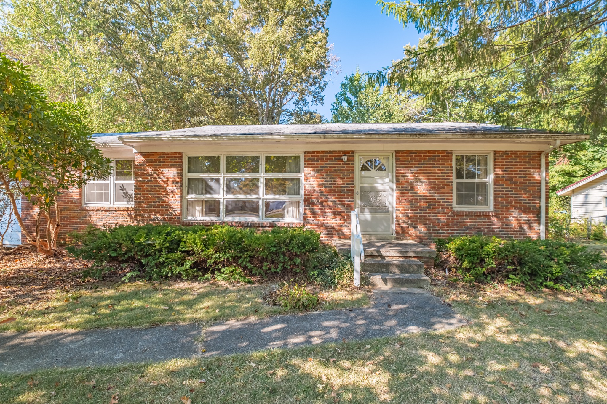 1104 Westwood Dr Property Photo 1
