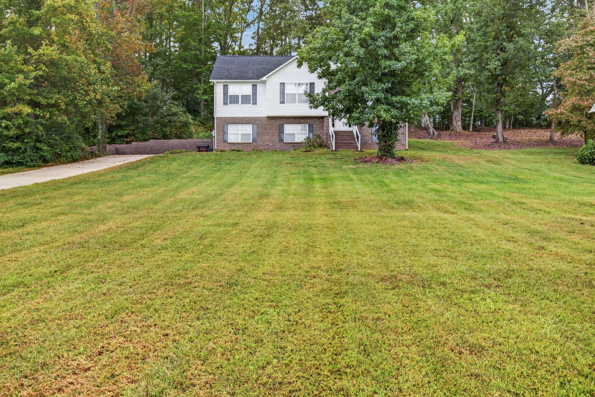1613 Farmington Dr Property Photo 1