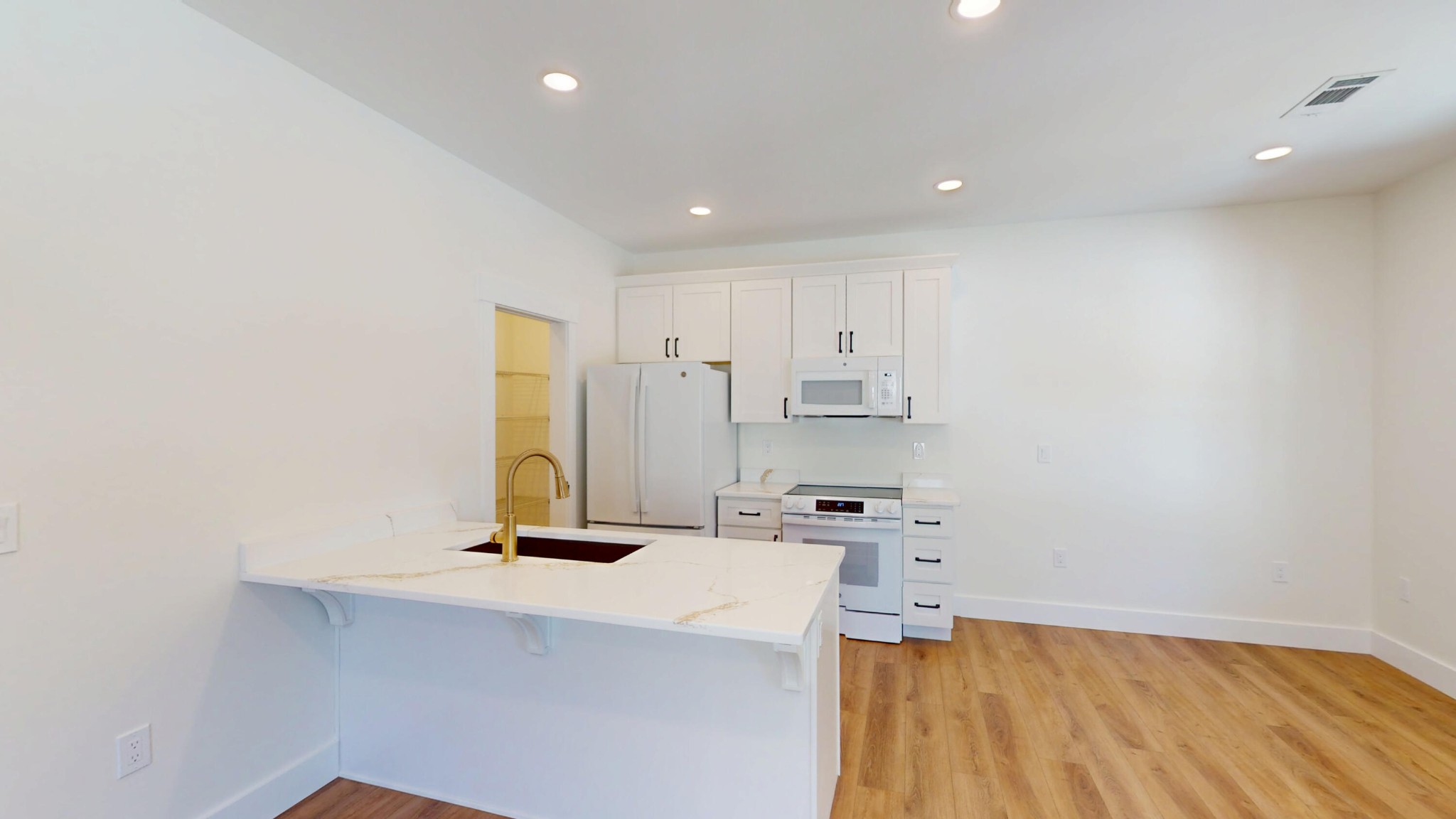 166 College Street Property Photo 6