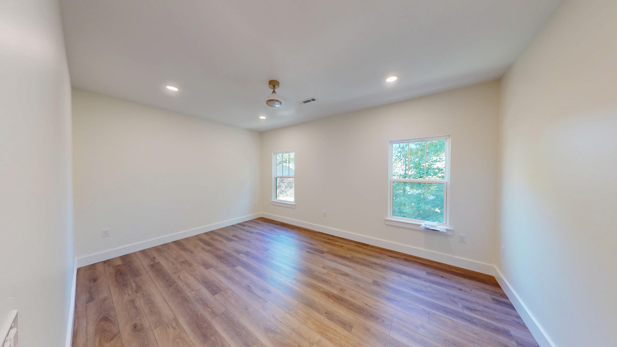 166 College Street Property Photo 10