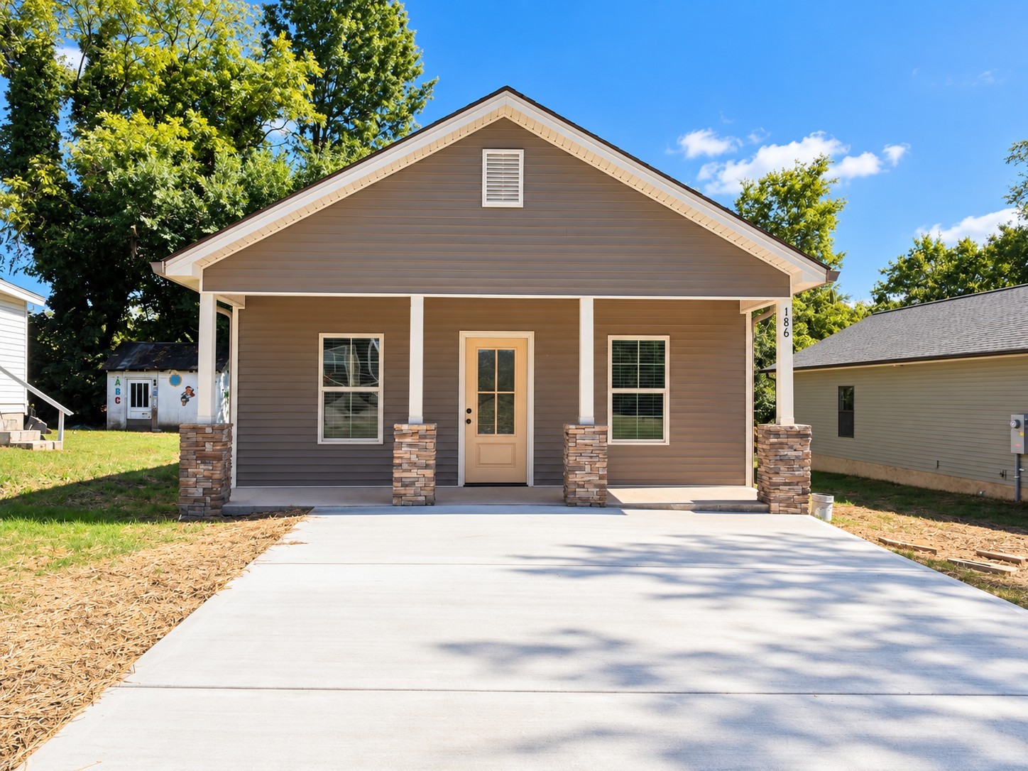 186 College St Property Photo 1