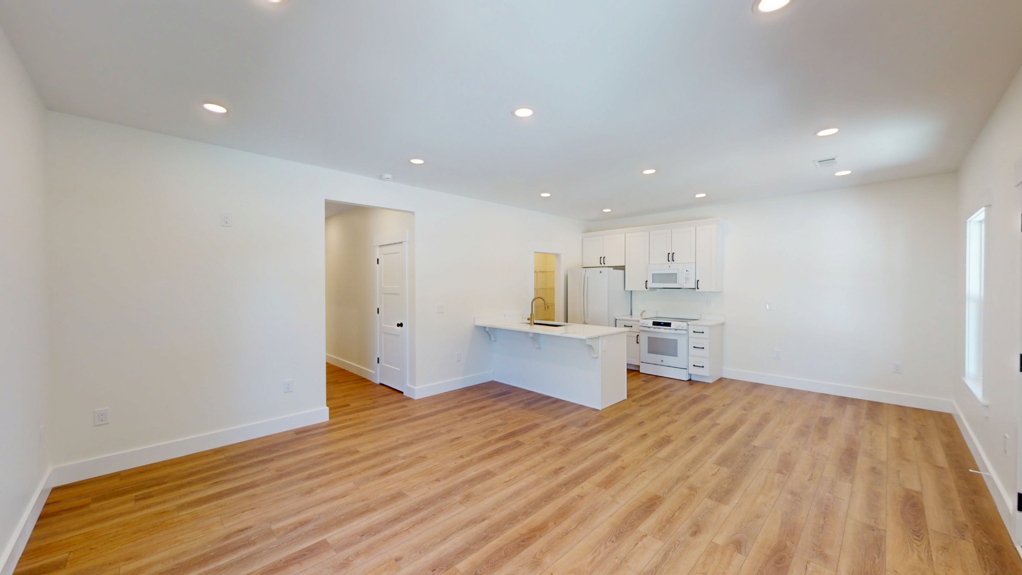 166 College St Property Photo 5