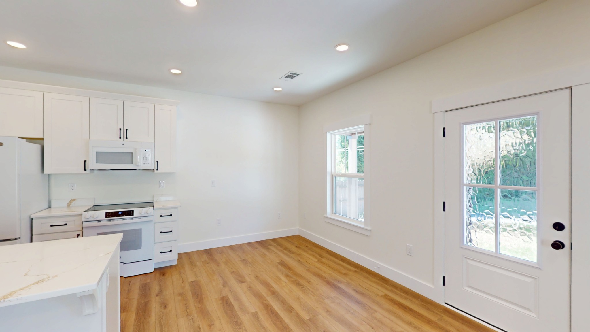 166 College St Property Photo 8