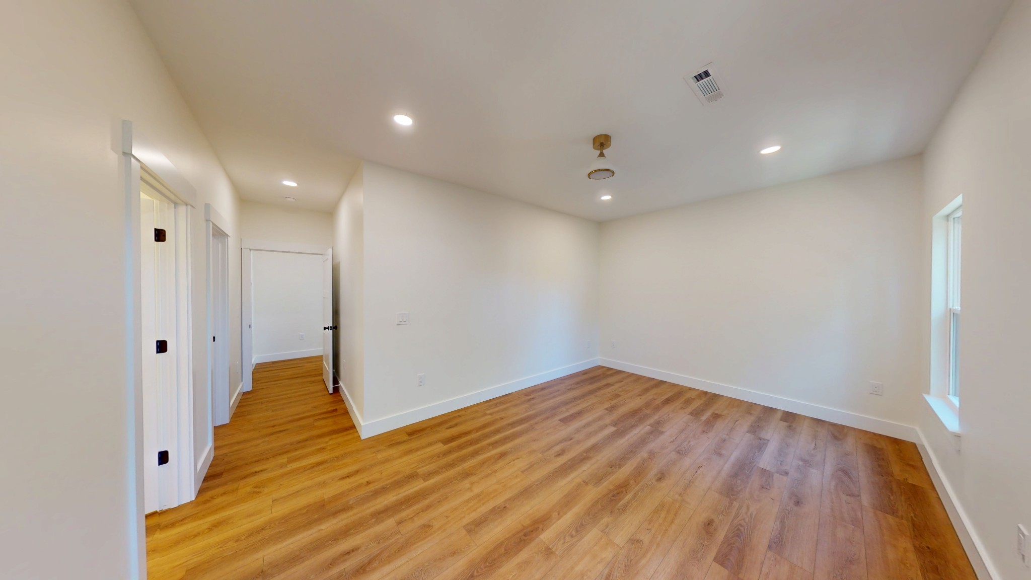 166 College St Property Photo 11