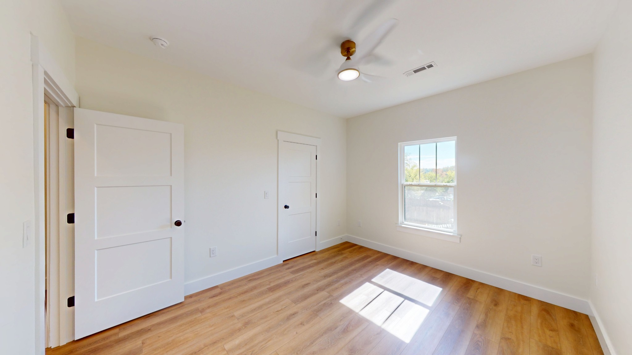 166 College St Property Photo 17