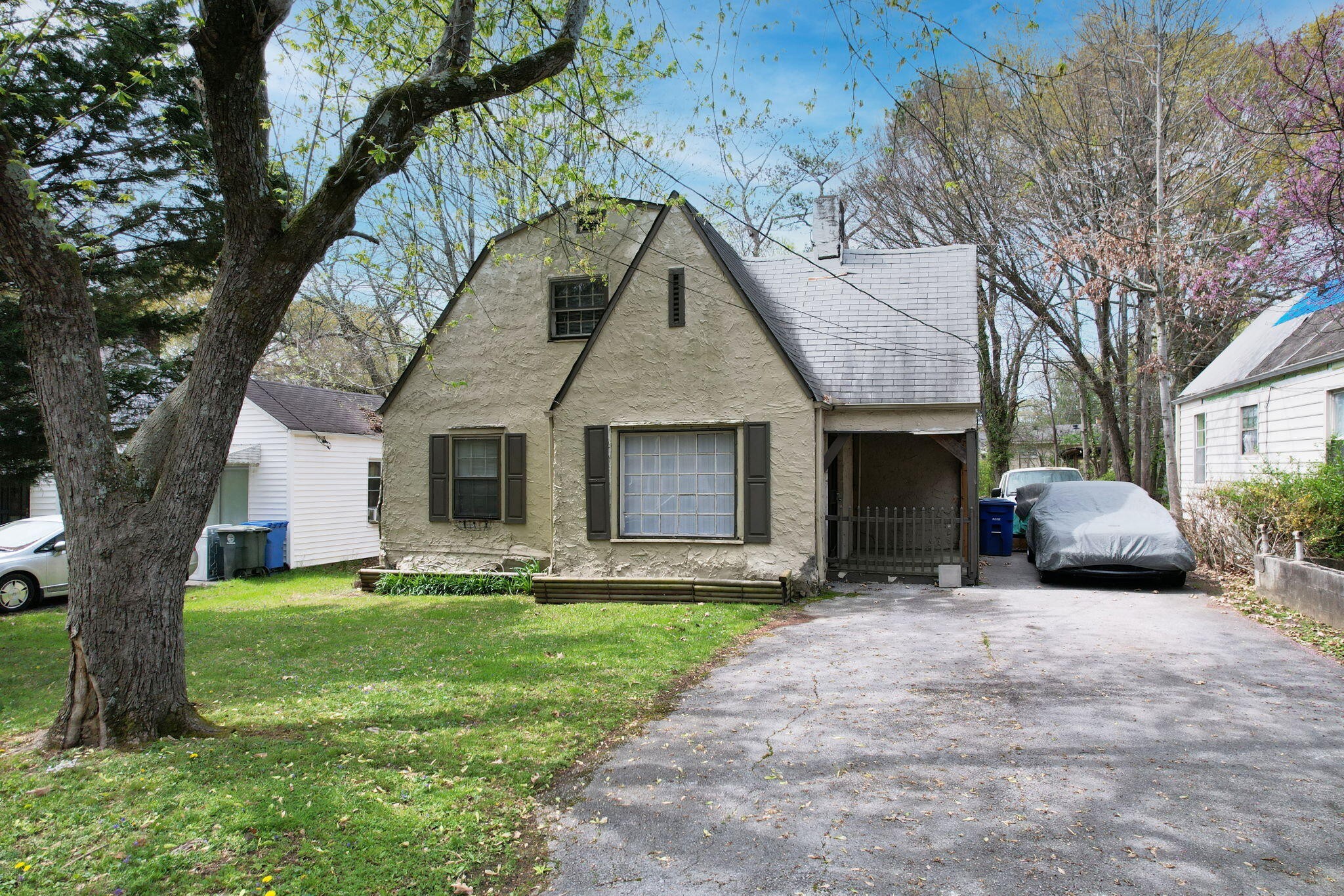 207 S Lovell Avenue Property Photo 1