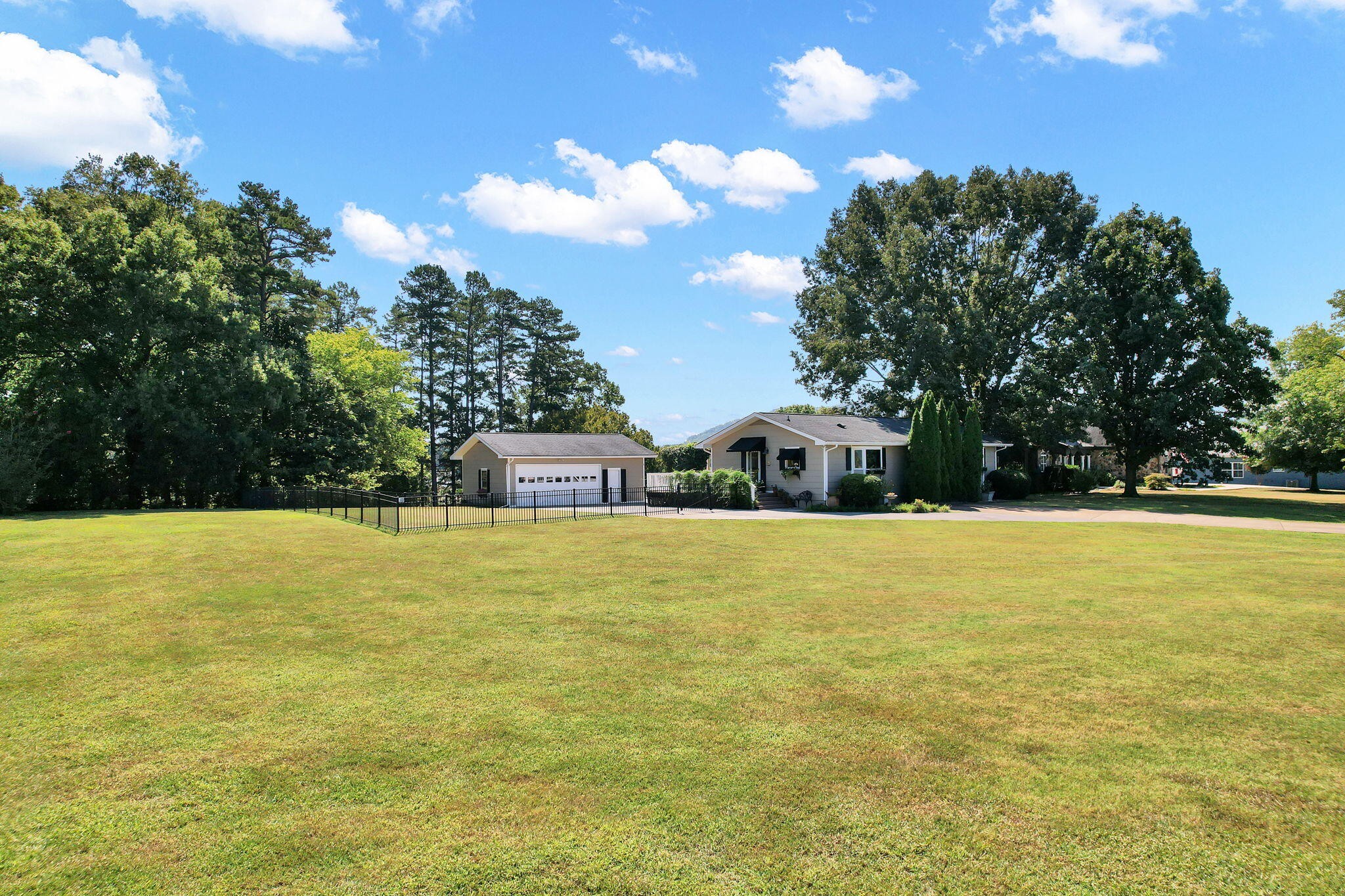 600 Rockholt Lane Property Photo 4