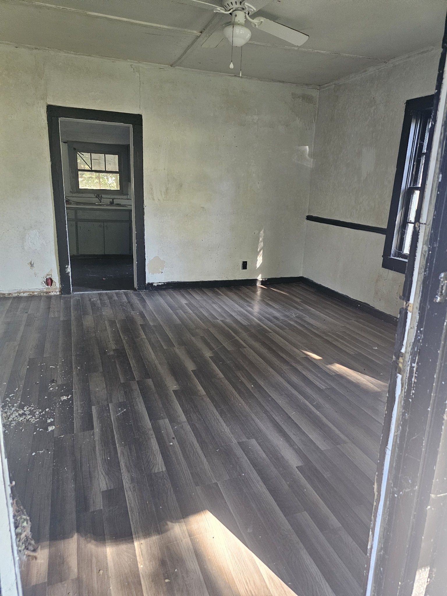 220 Oak St Property Photo 3