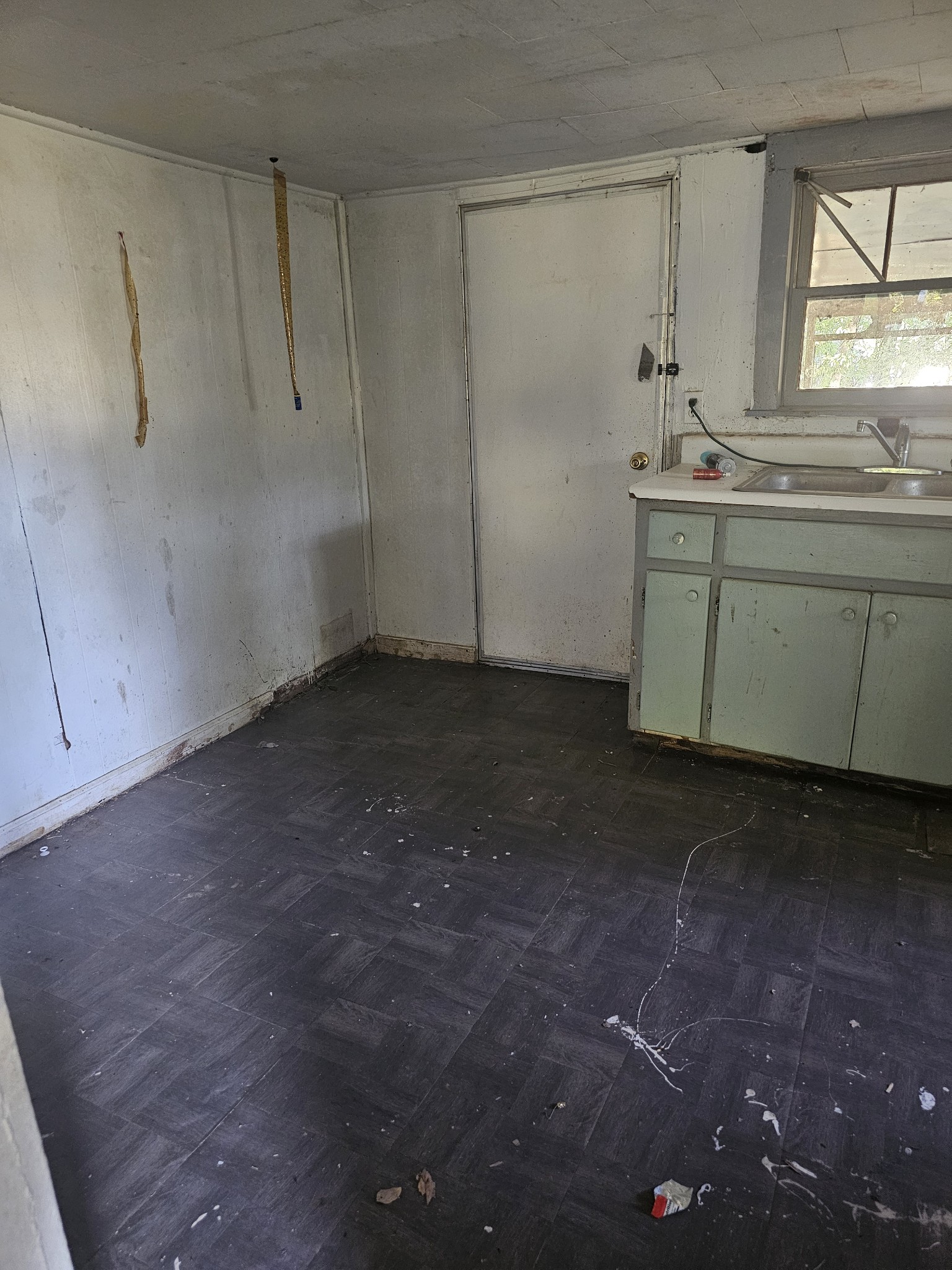220 Oak St Property Photo 4
