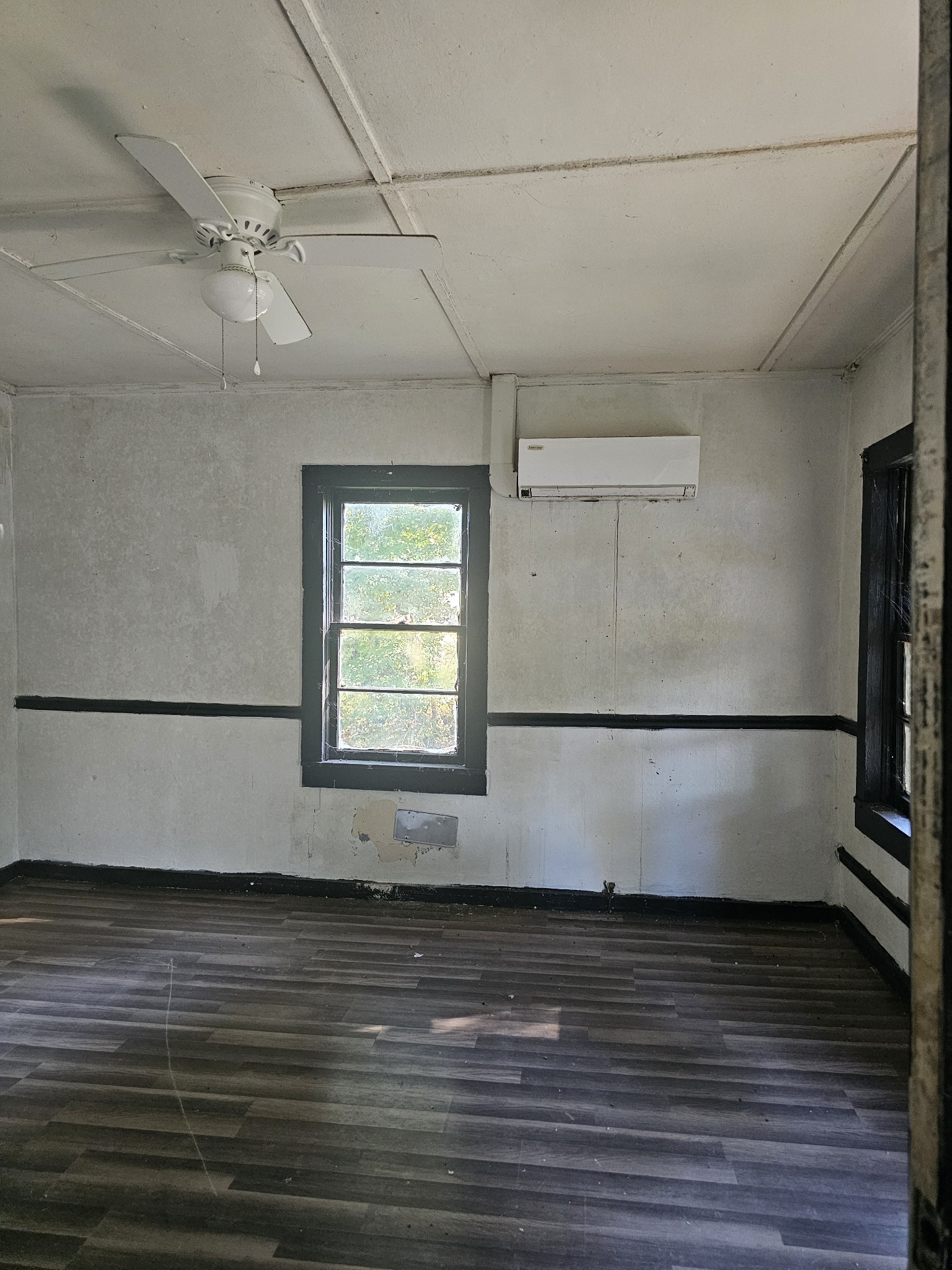 220 Oak St Property Photo 7