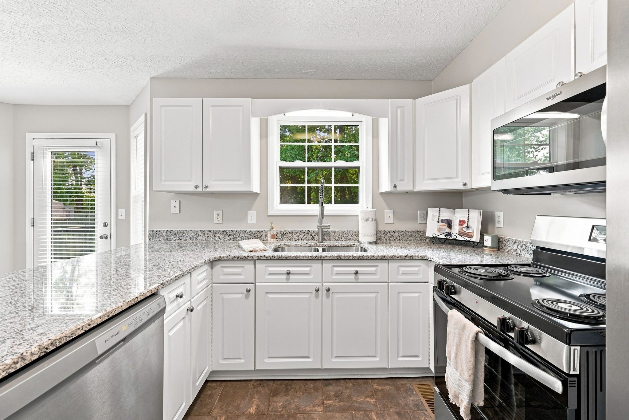 102 Westchester Dr Property Photo 4