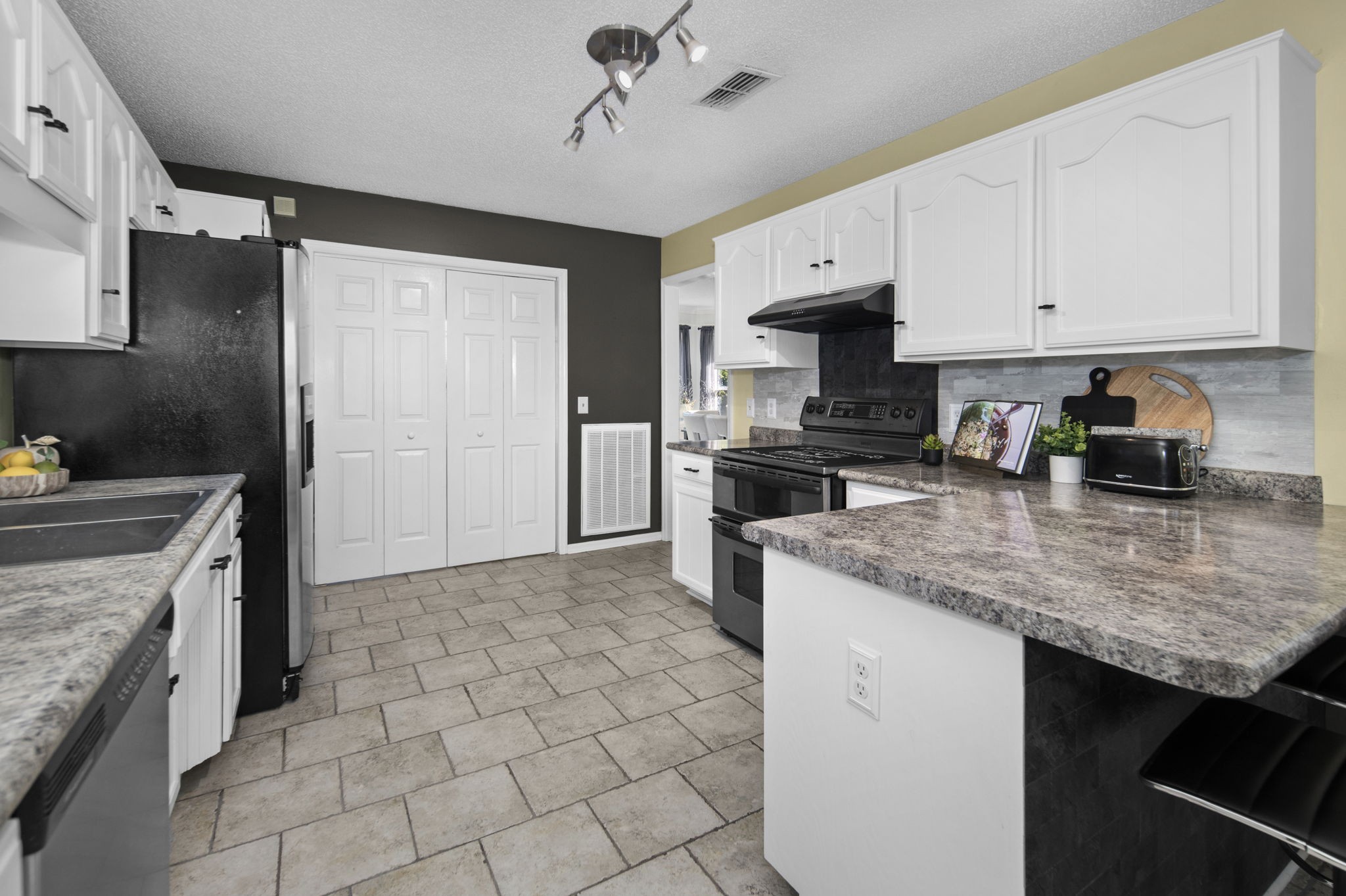 4737 Spring Cove Dr Property Photo 23