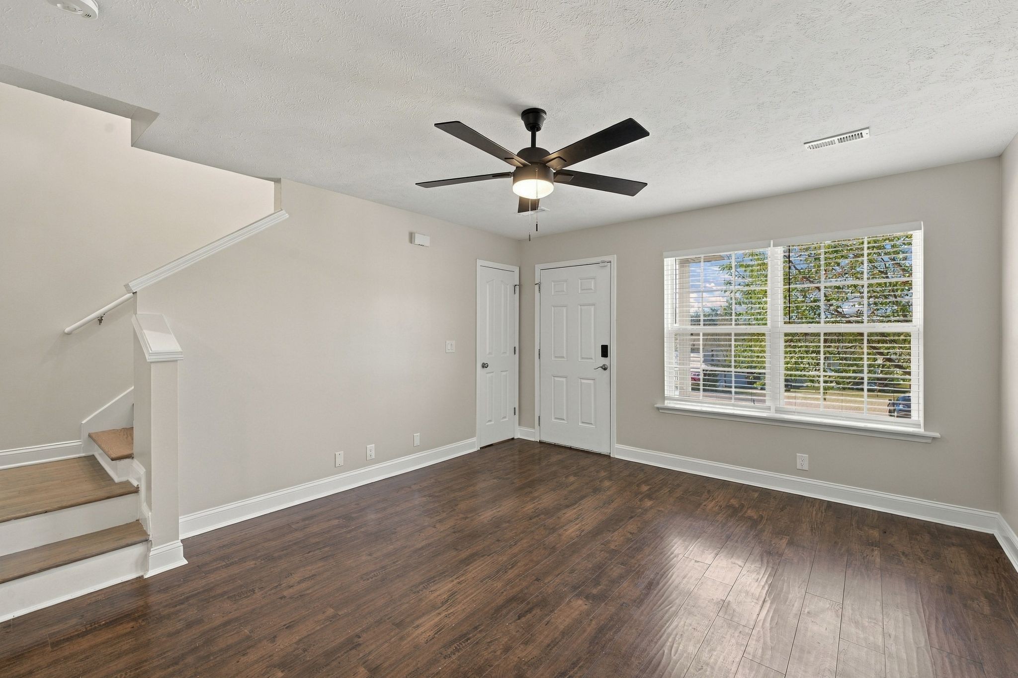 637 Martinsdale Ct Property Photo 7