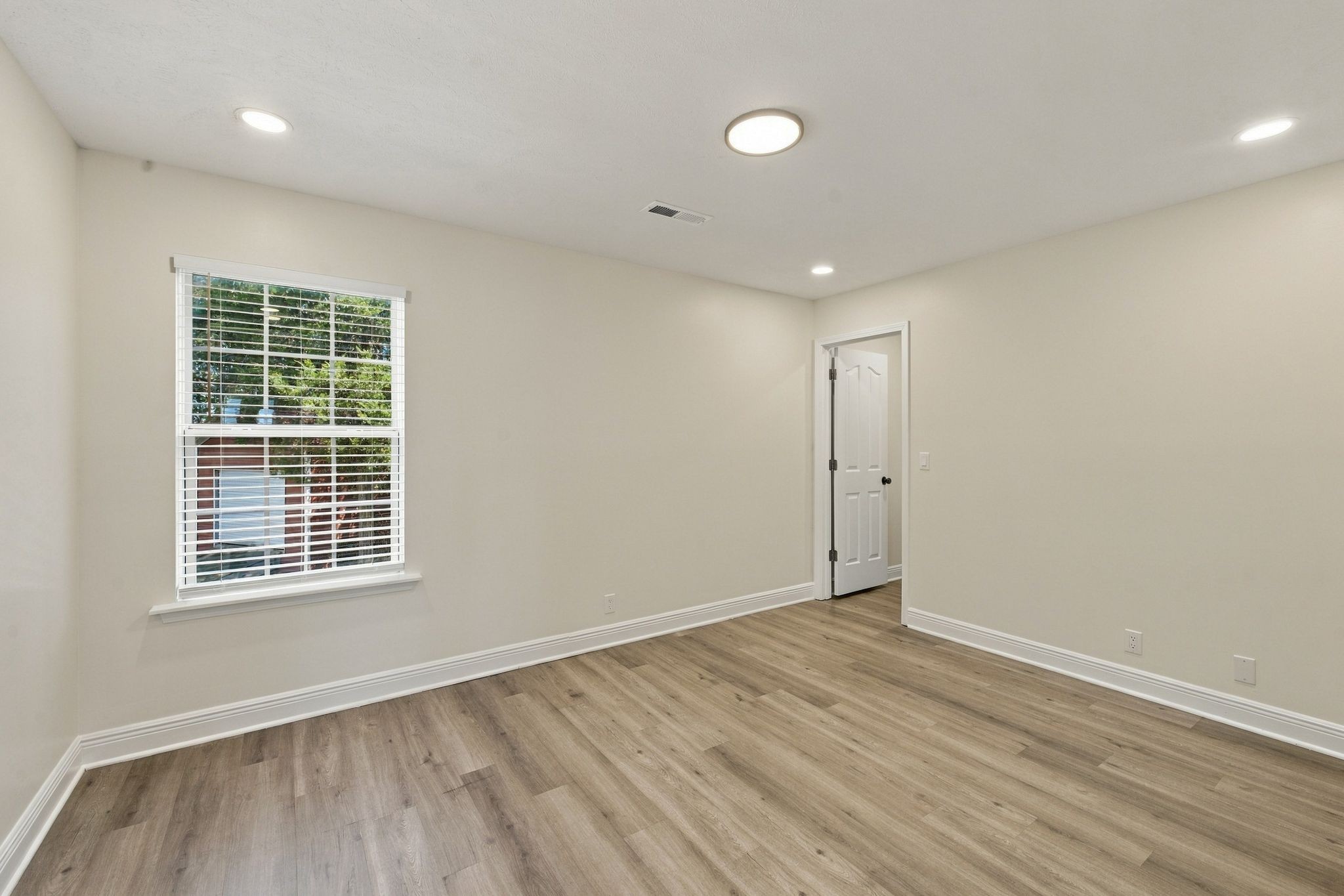 637 Martinsdale Ct Property Photo 23