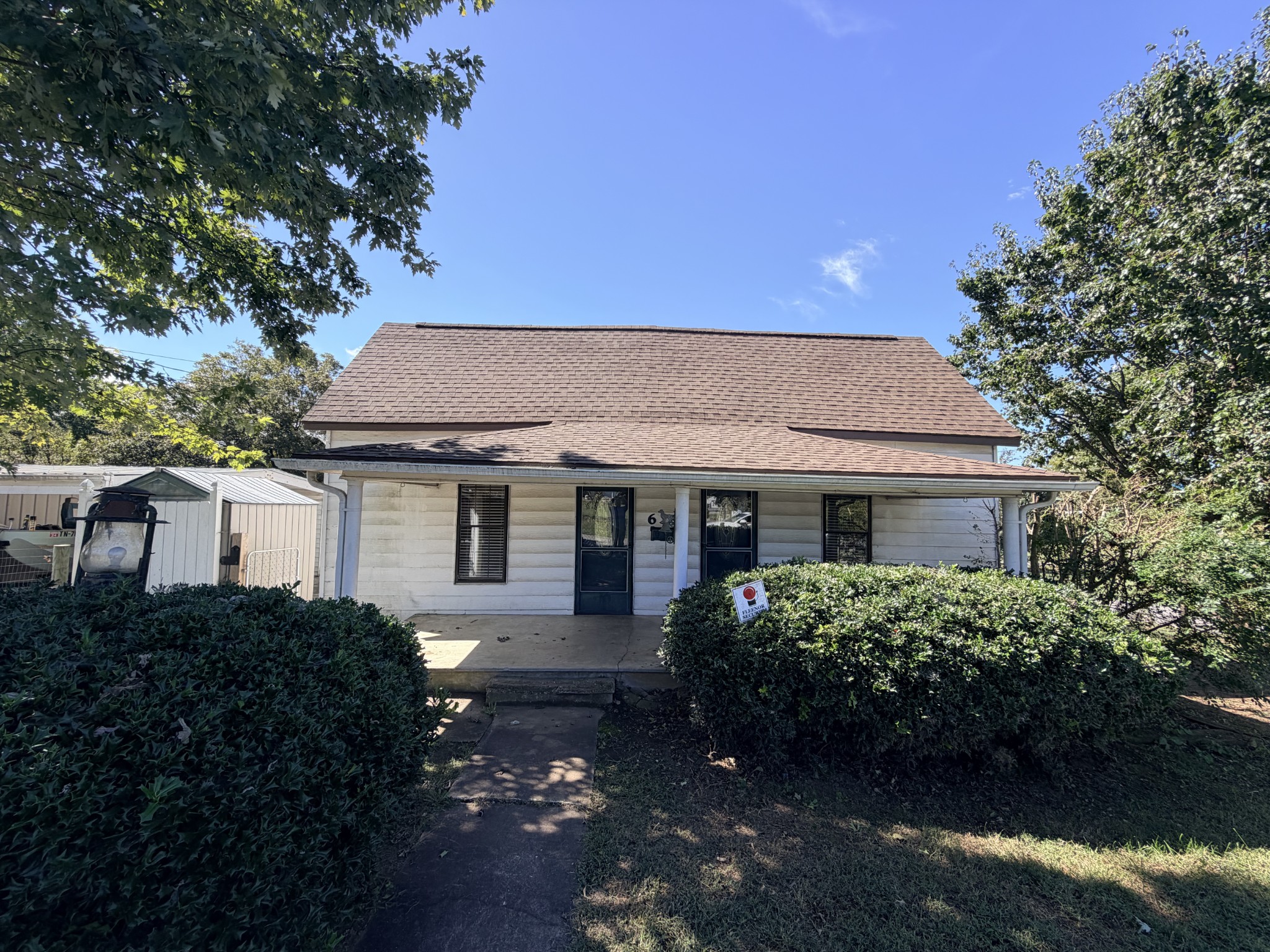 639 6th St Property Photo 1