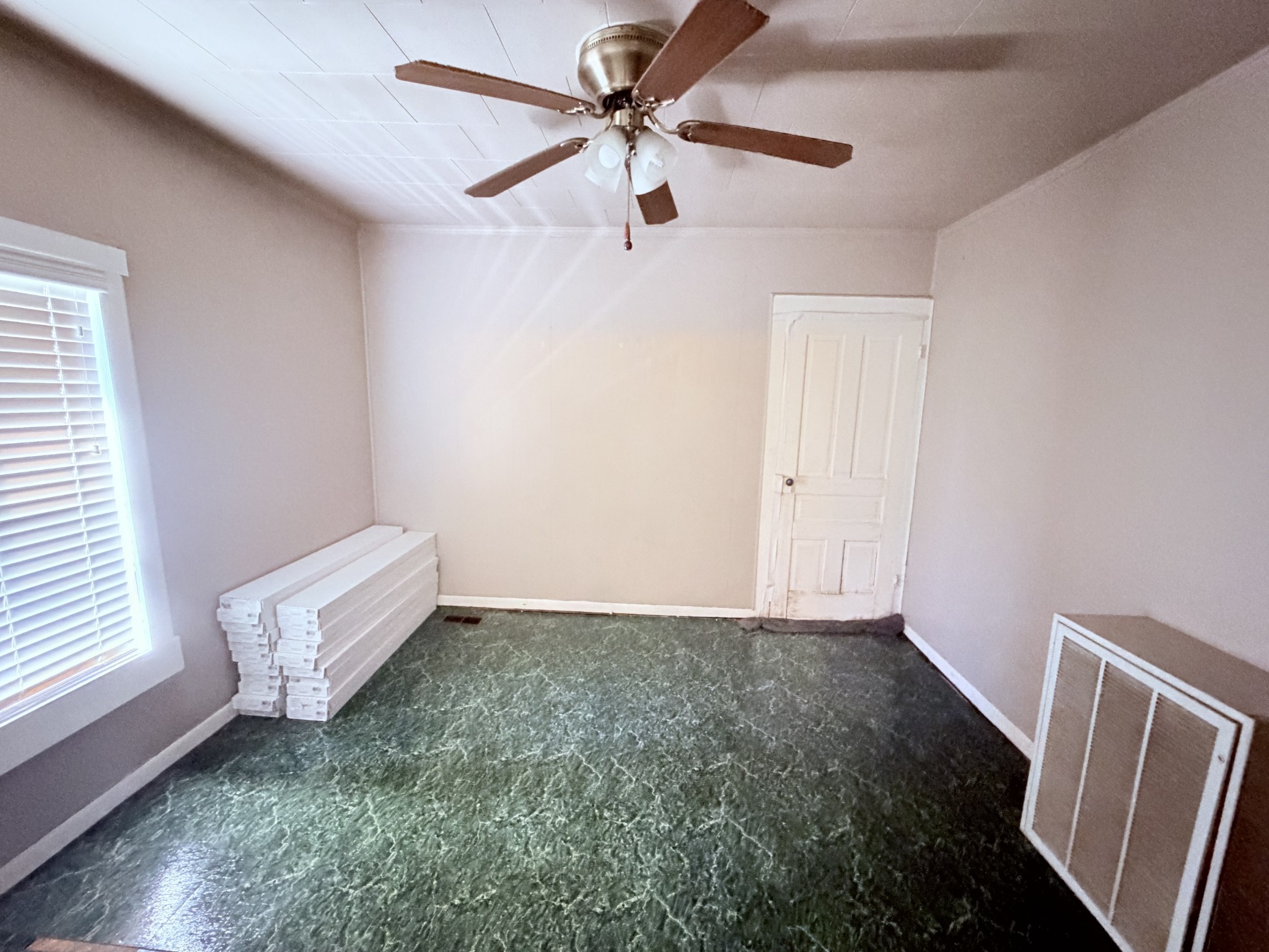 639 6th St Property Photo 8
