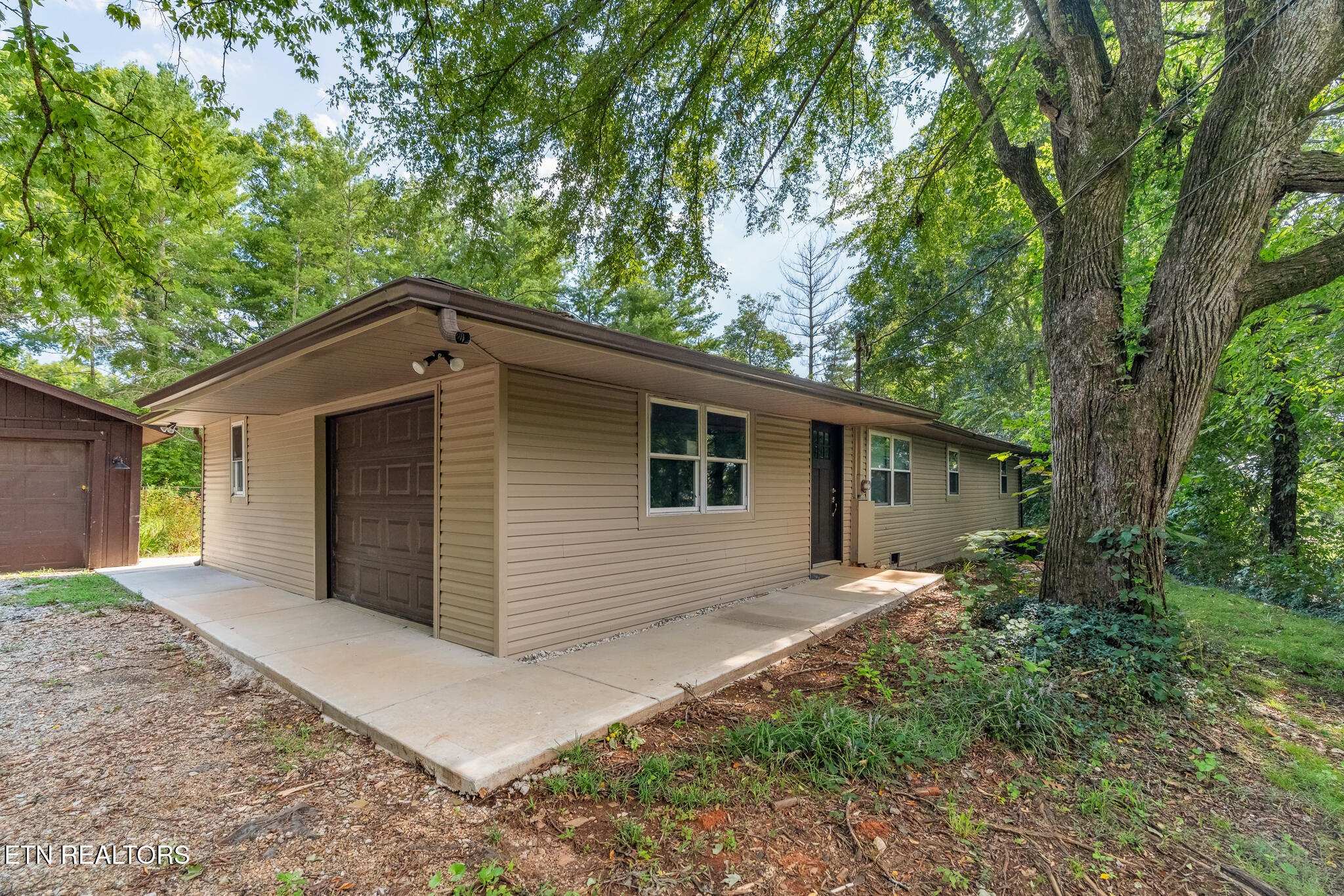 1319 Boyds Creek Hwy Property Photo 1