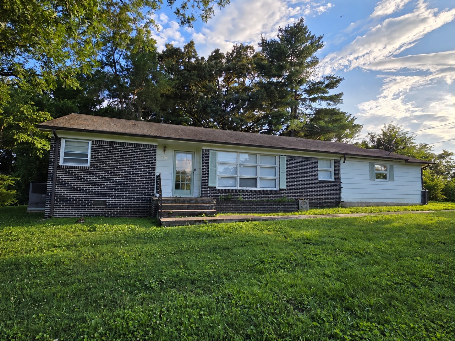 300 Edgewater Dr Property Photo 1