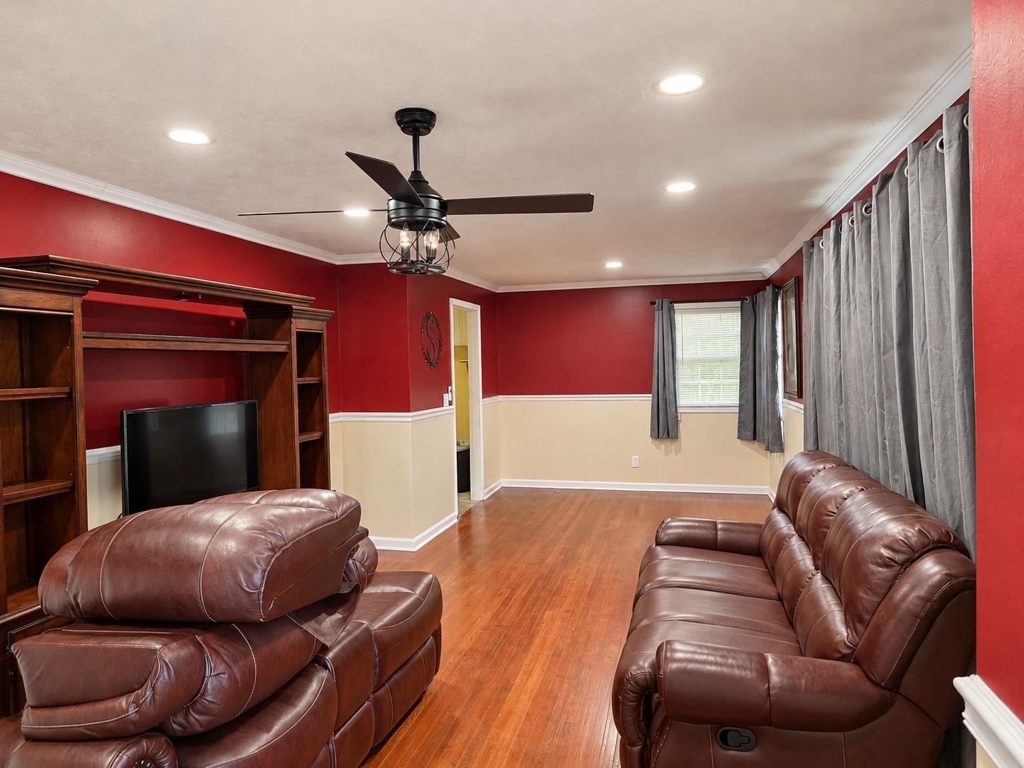 300 Edgewater Dr Property Photo 2