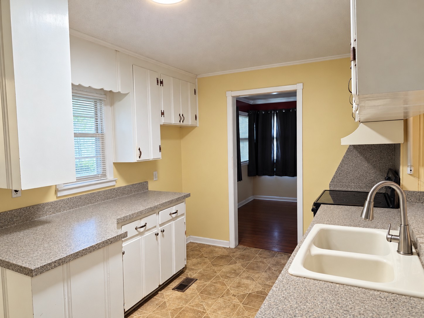 300 Edgewater Dr Property Photo 6