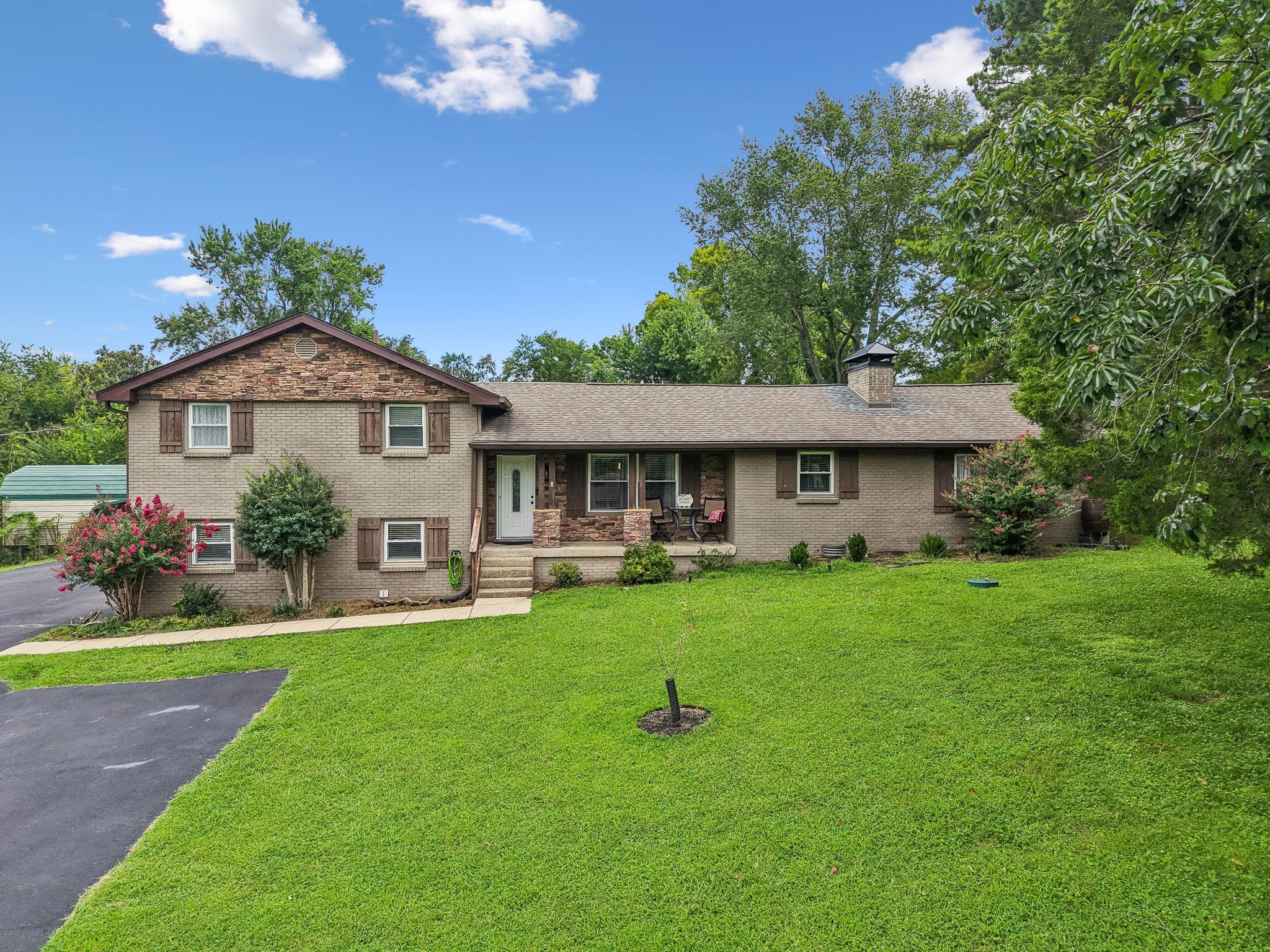 708 Glen Oaks Dr Property Photo 1