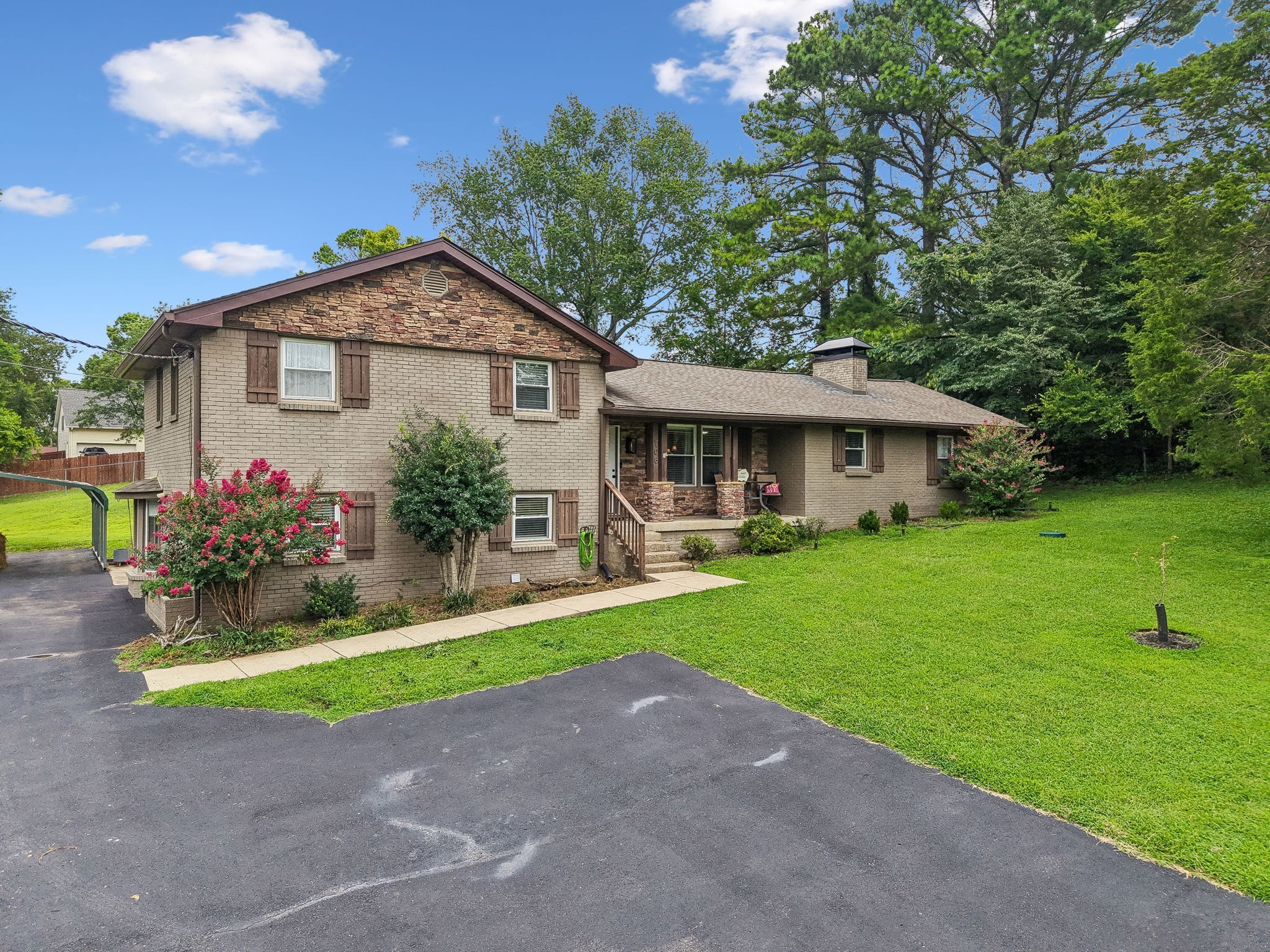 708 Glen Oaks Dr Property Photo 2