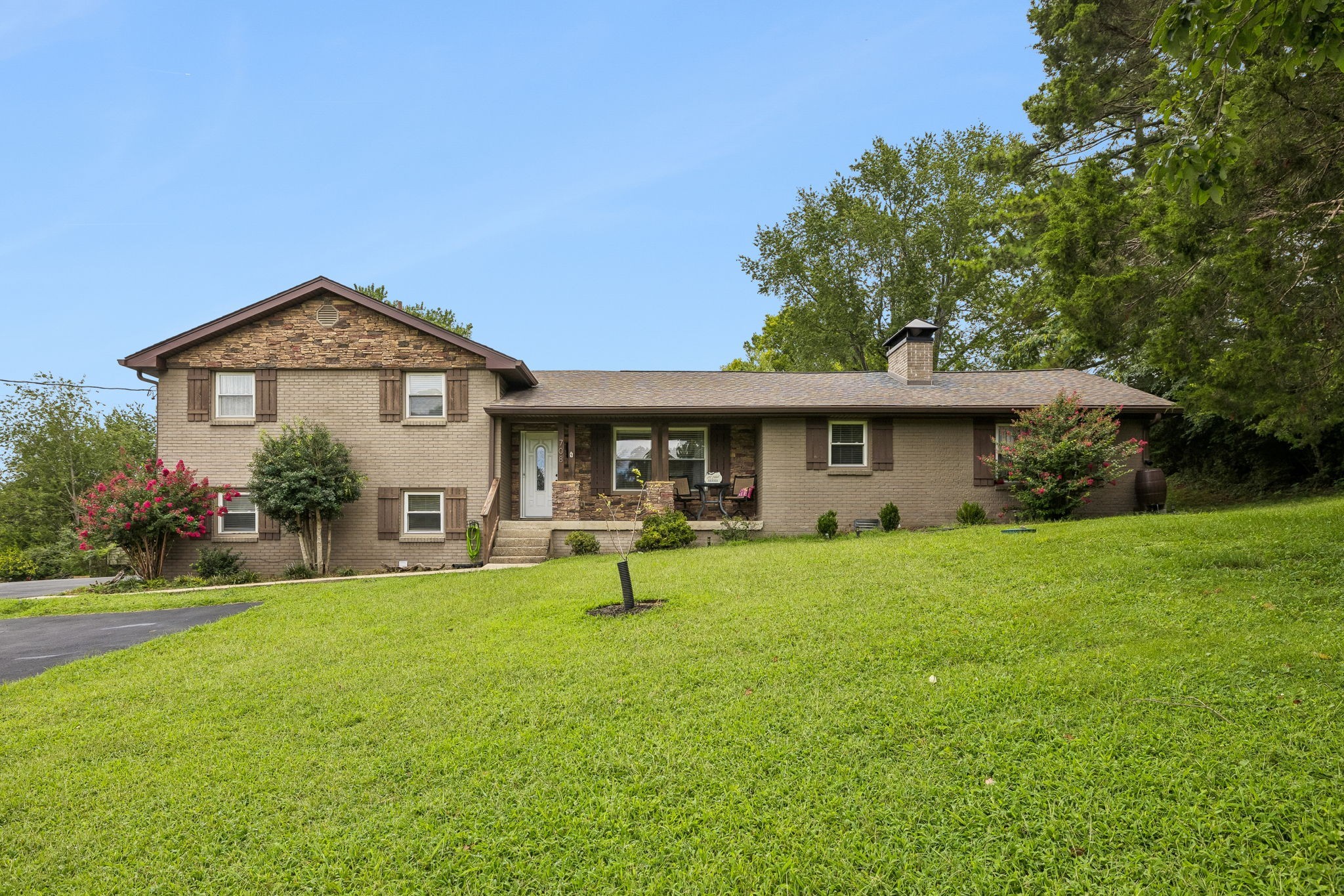 708 Glen Oaks Dr Property Photo 3
