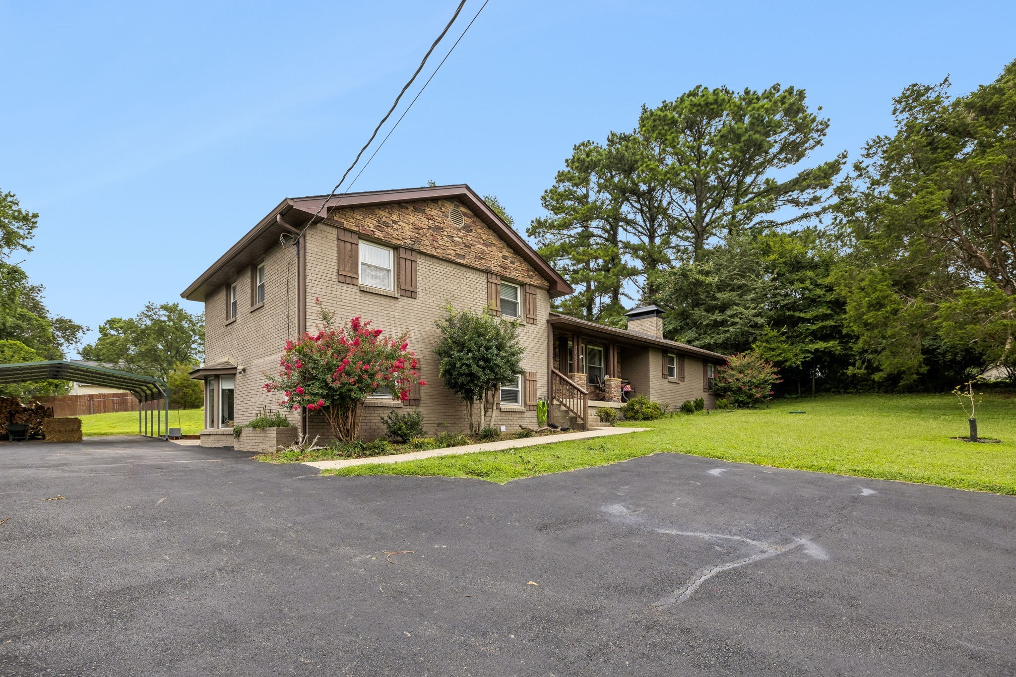 708 Glen Oaks Dr Property Photo 4
