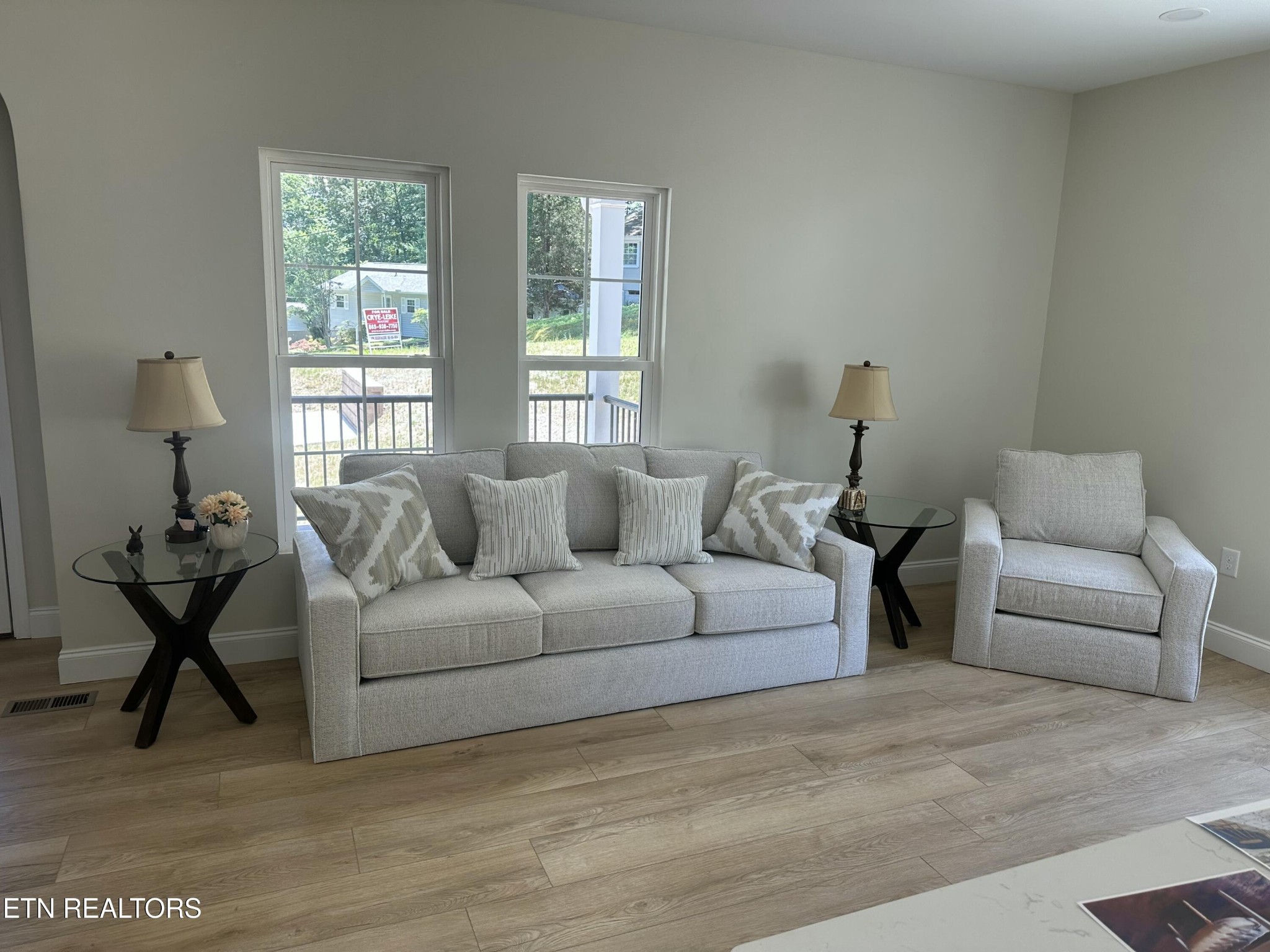 158 California Ave Property Photo 11