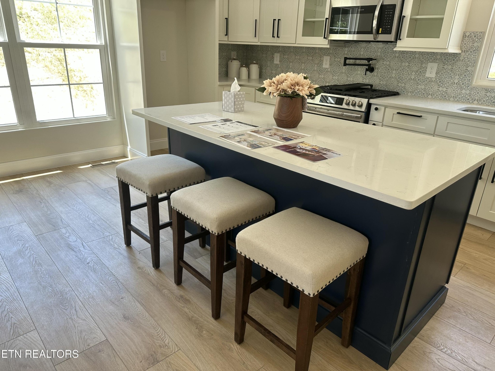158 California Ave Property Photo 12