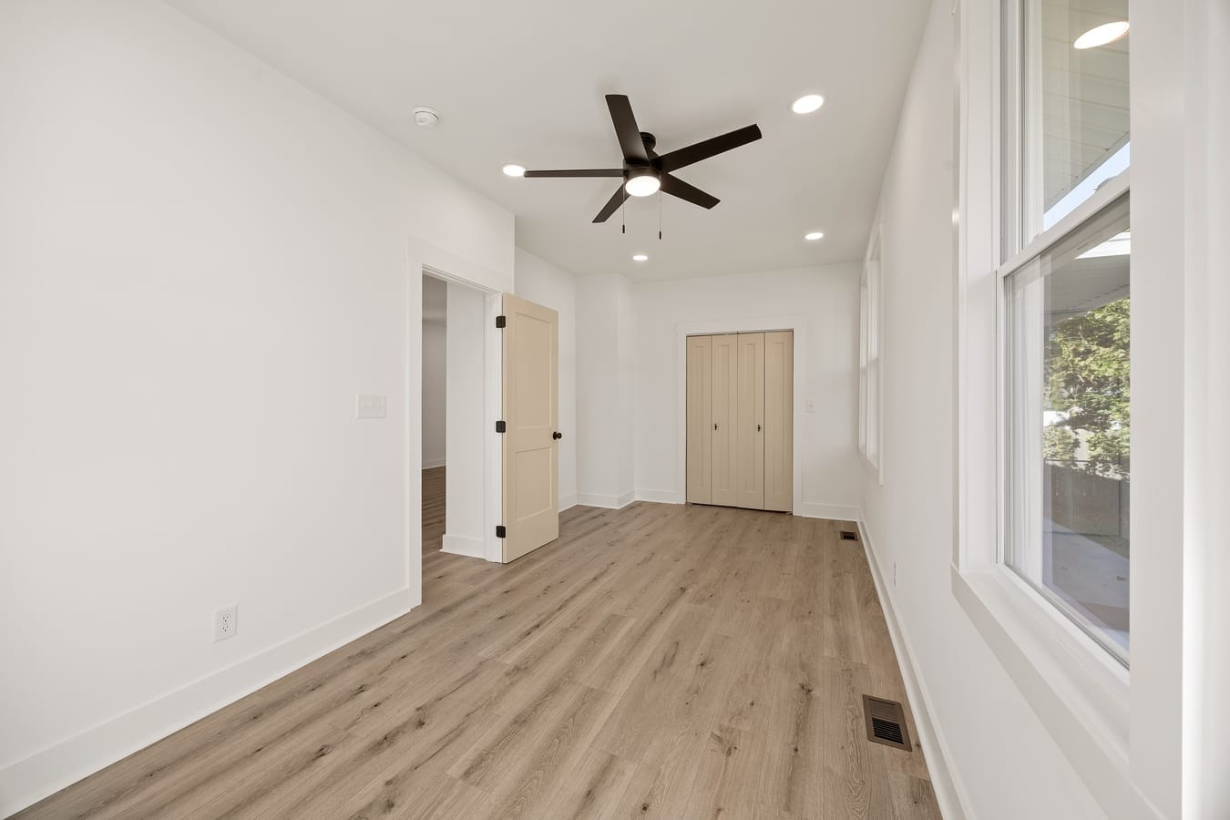 711 Lawrence St Property Photo 18