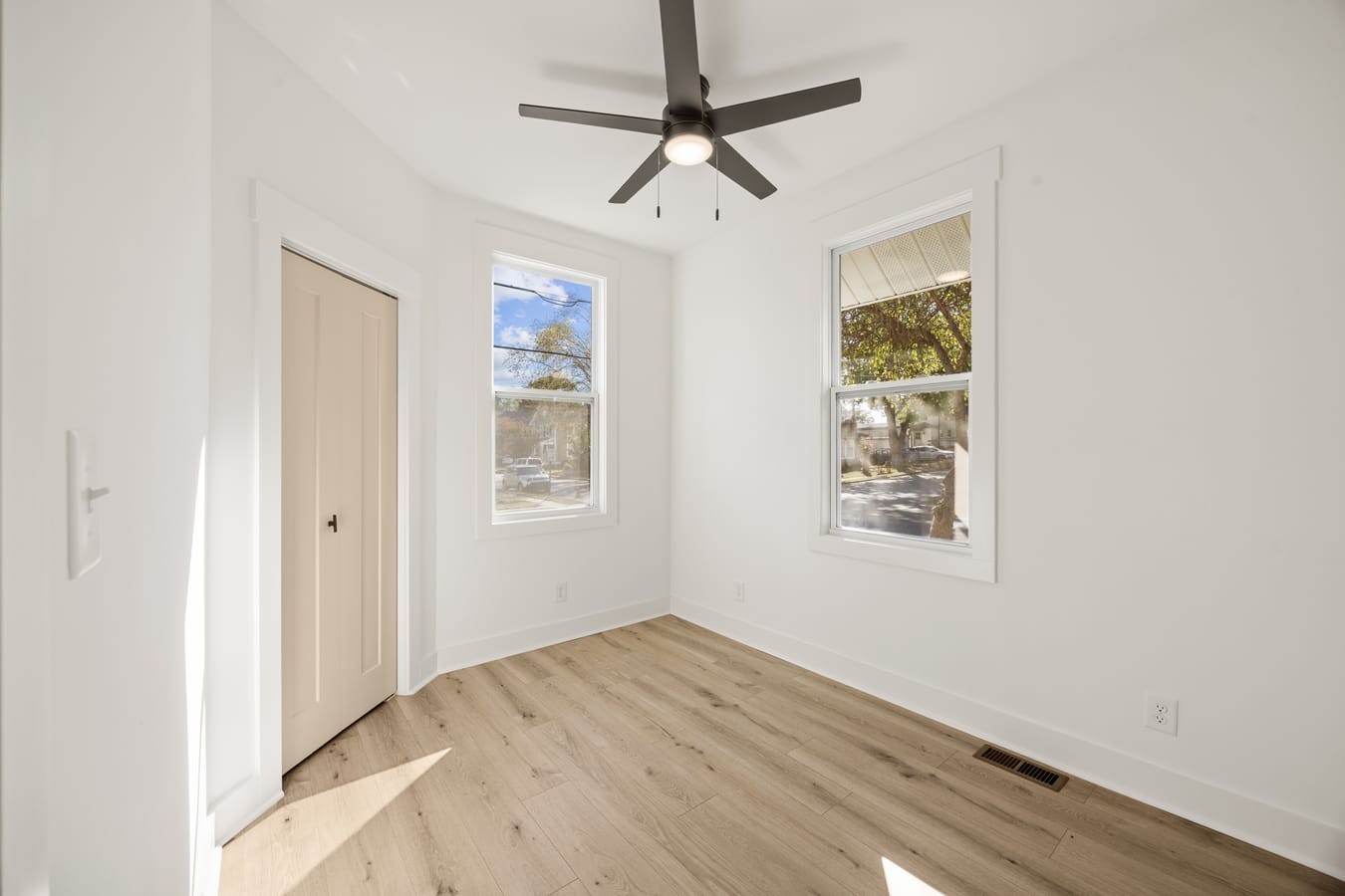 711 Lawrence St Property Photo 27