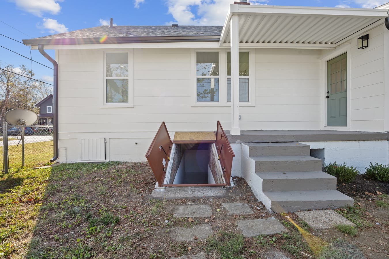 711 Lawrence St Property Photo 31