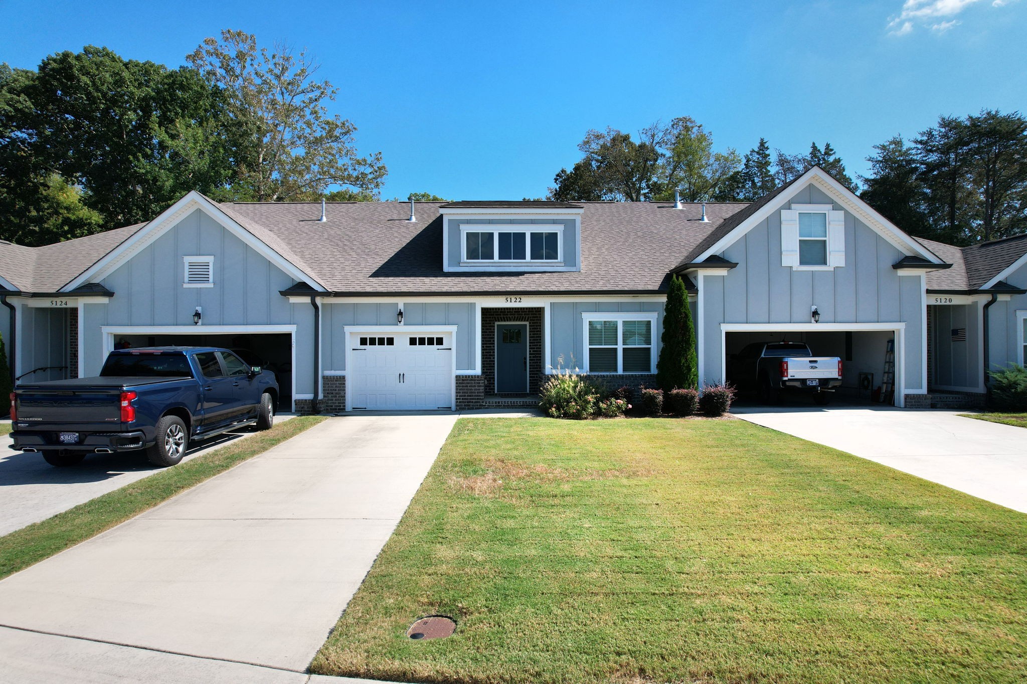 5122 Meadowbend Drive, Ne Property Photo 2