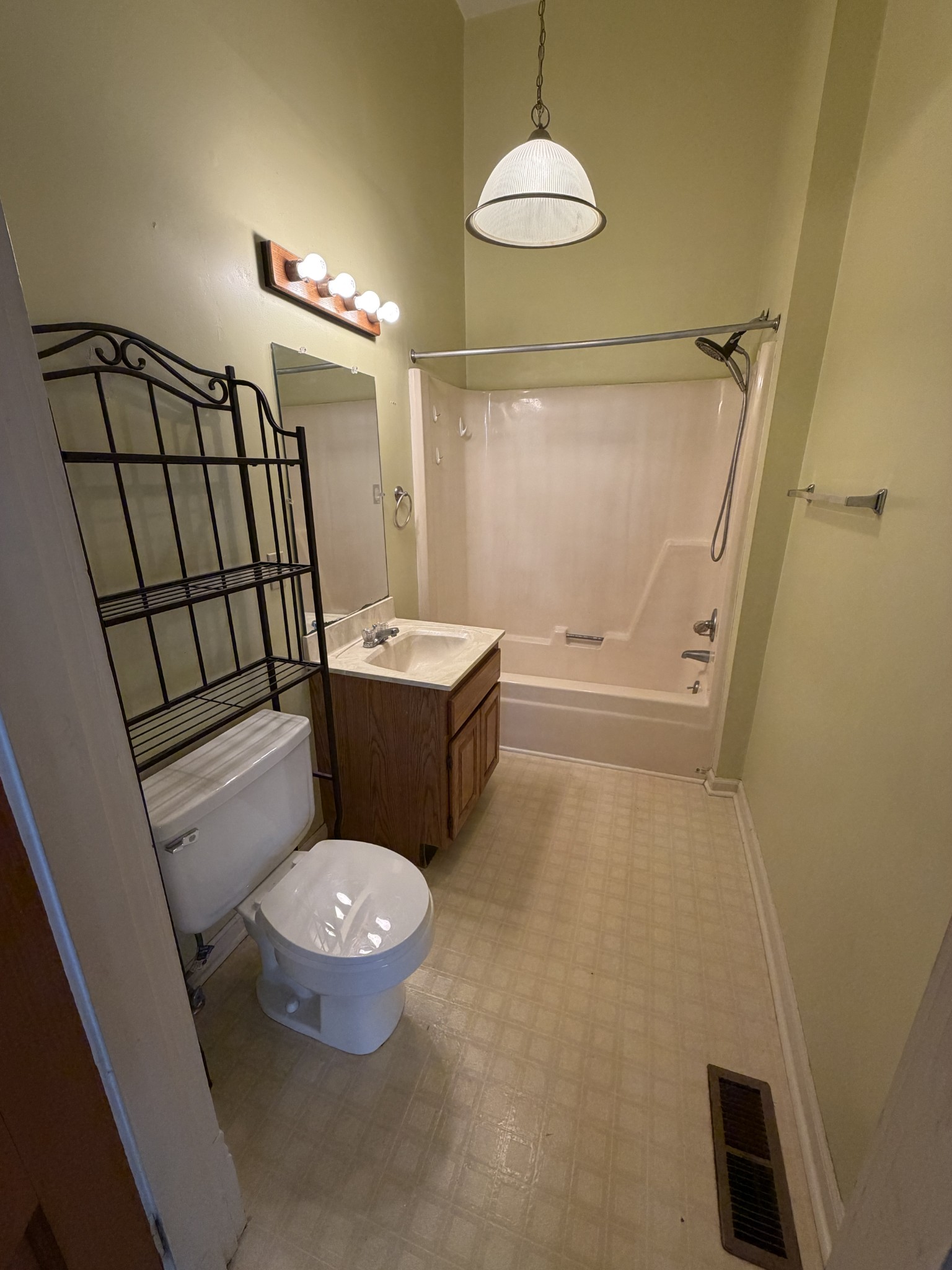 420 E Bell St Property Photo 5