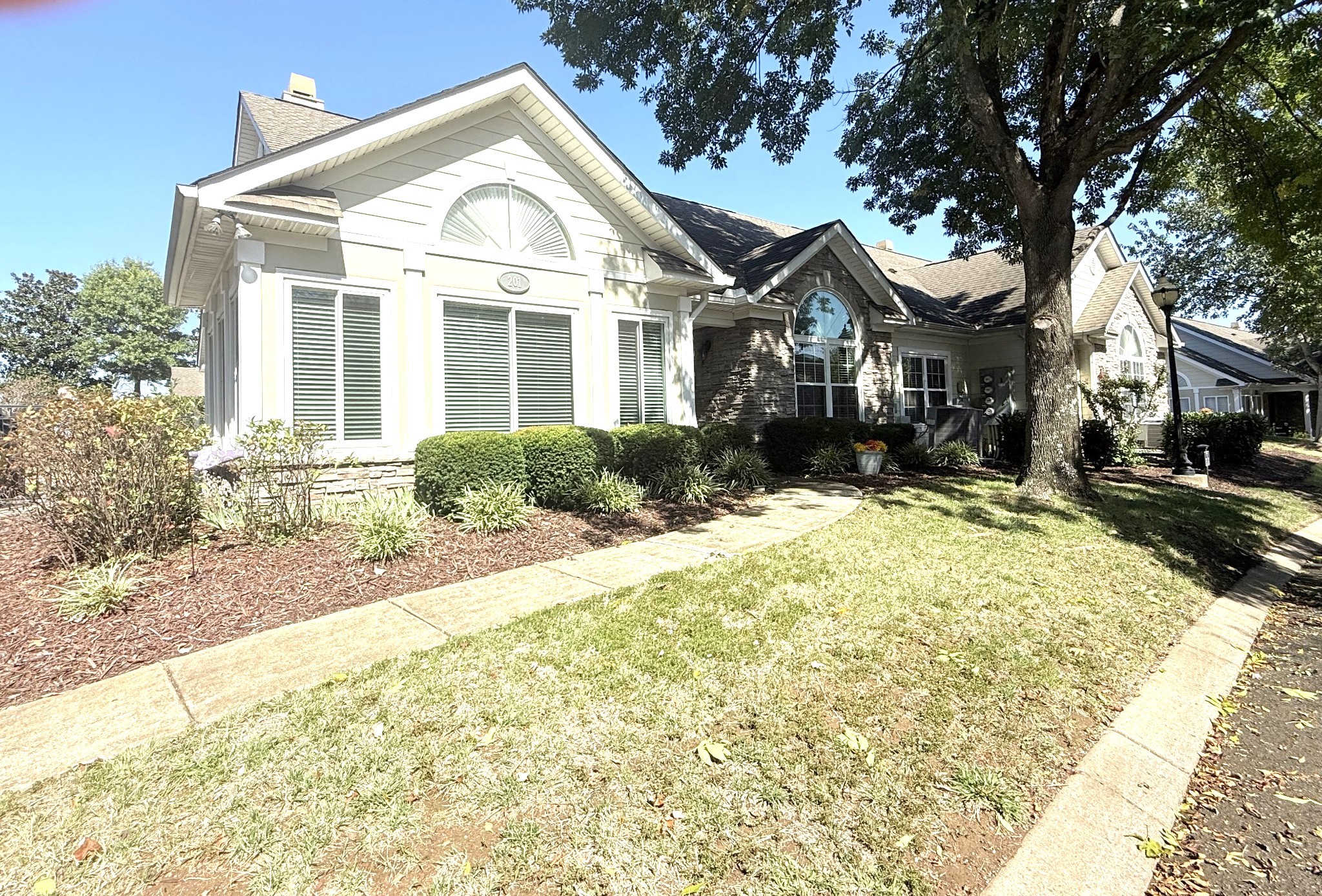 825 Browns Ln Property Photo 1