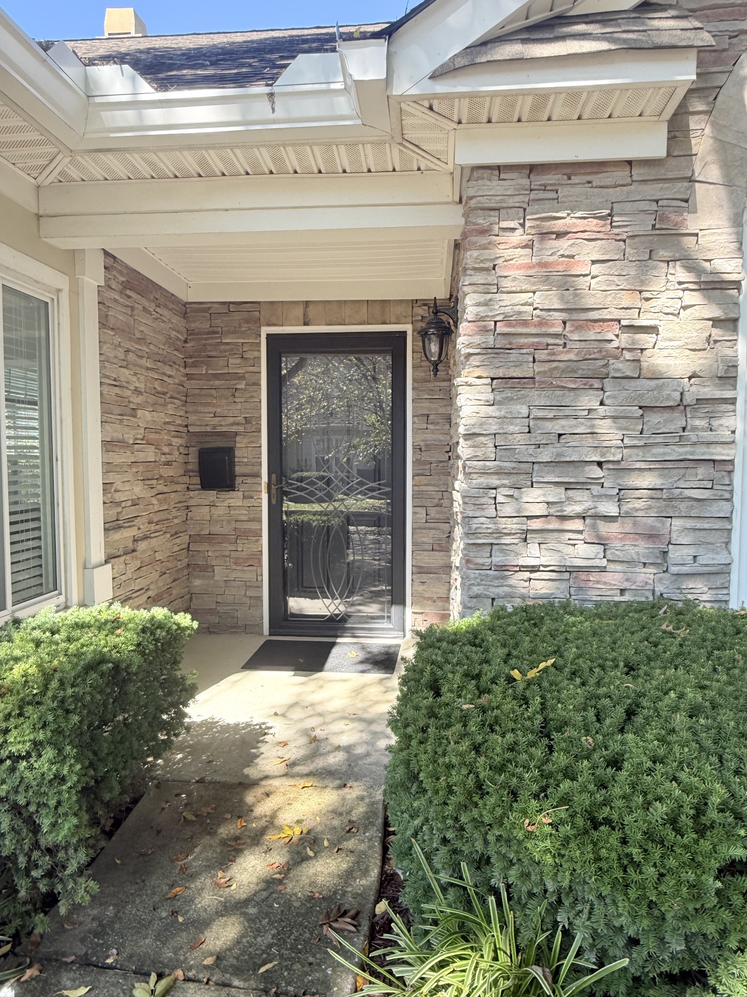 825 Browns Ln Property Photo 2