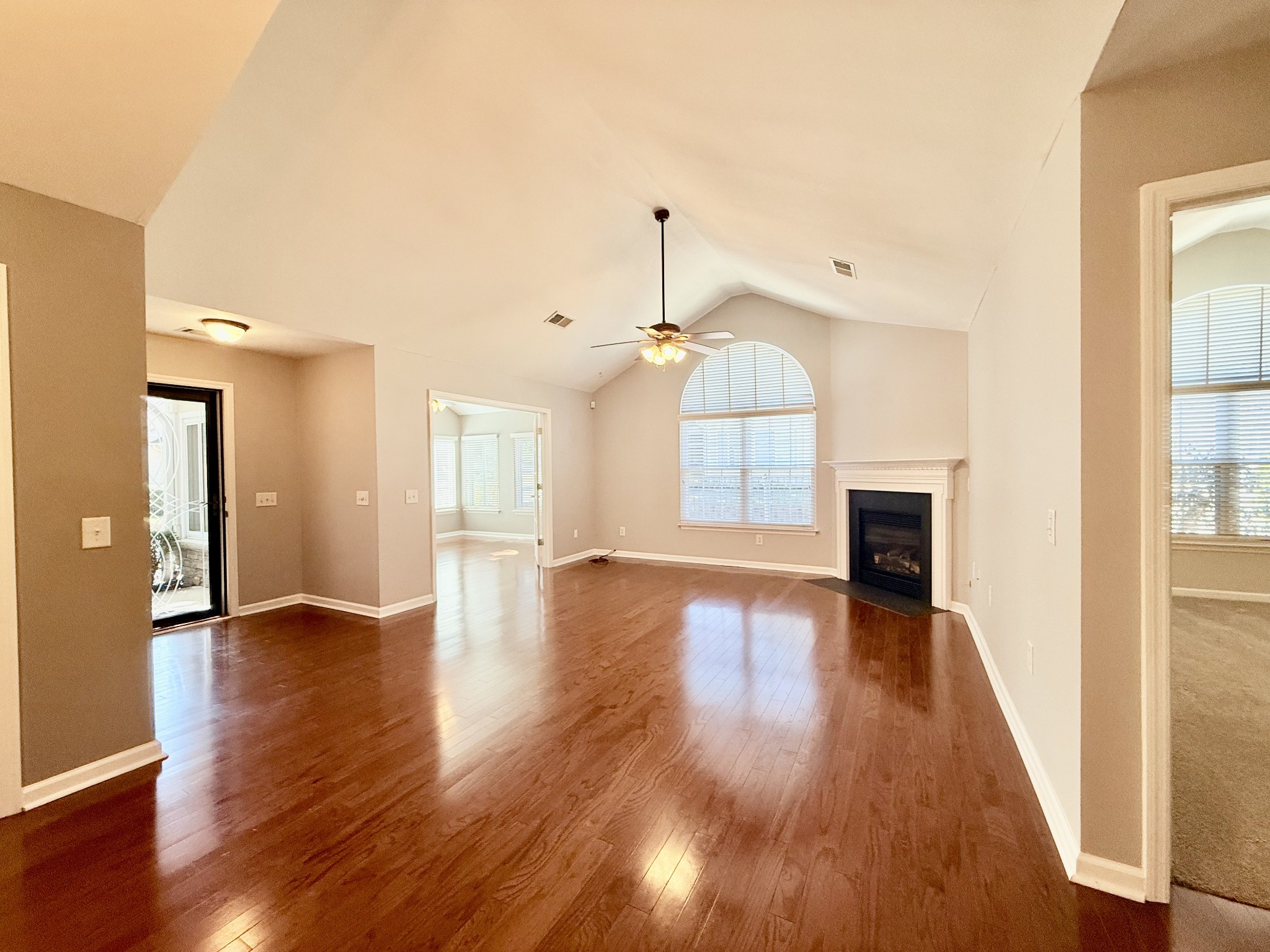 825 Browns Ln Property Photo 3