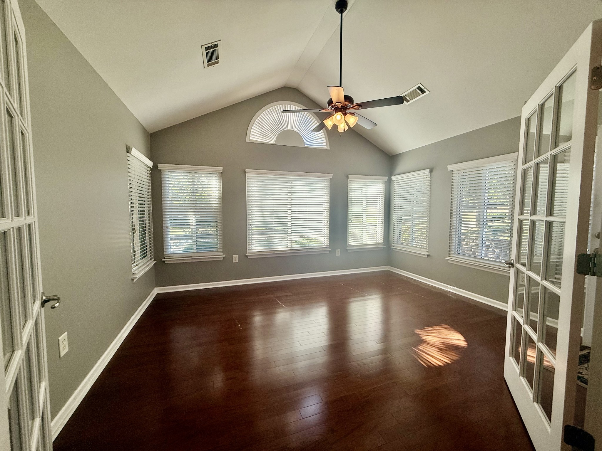 825 Browns Ln Property Photo 4